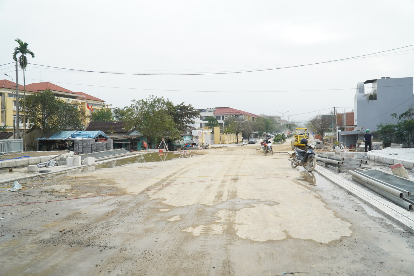 Mặc dù đường dẫn lên hai đầu cầu đã thông, ách tắc giao thông qua lại cầu Lợi Nông đã được tháo gỡ, nhưng do thời tiết bất lợi nên hạng mục thảm nhựa mặt cầu trước Tết Nguyên đán không thể thực hiện.