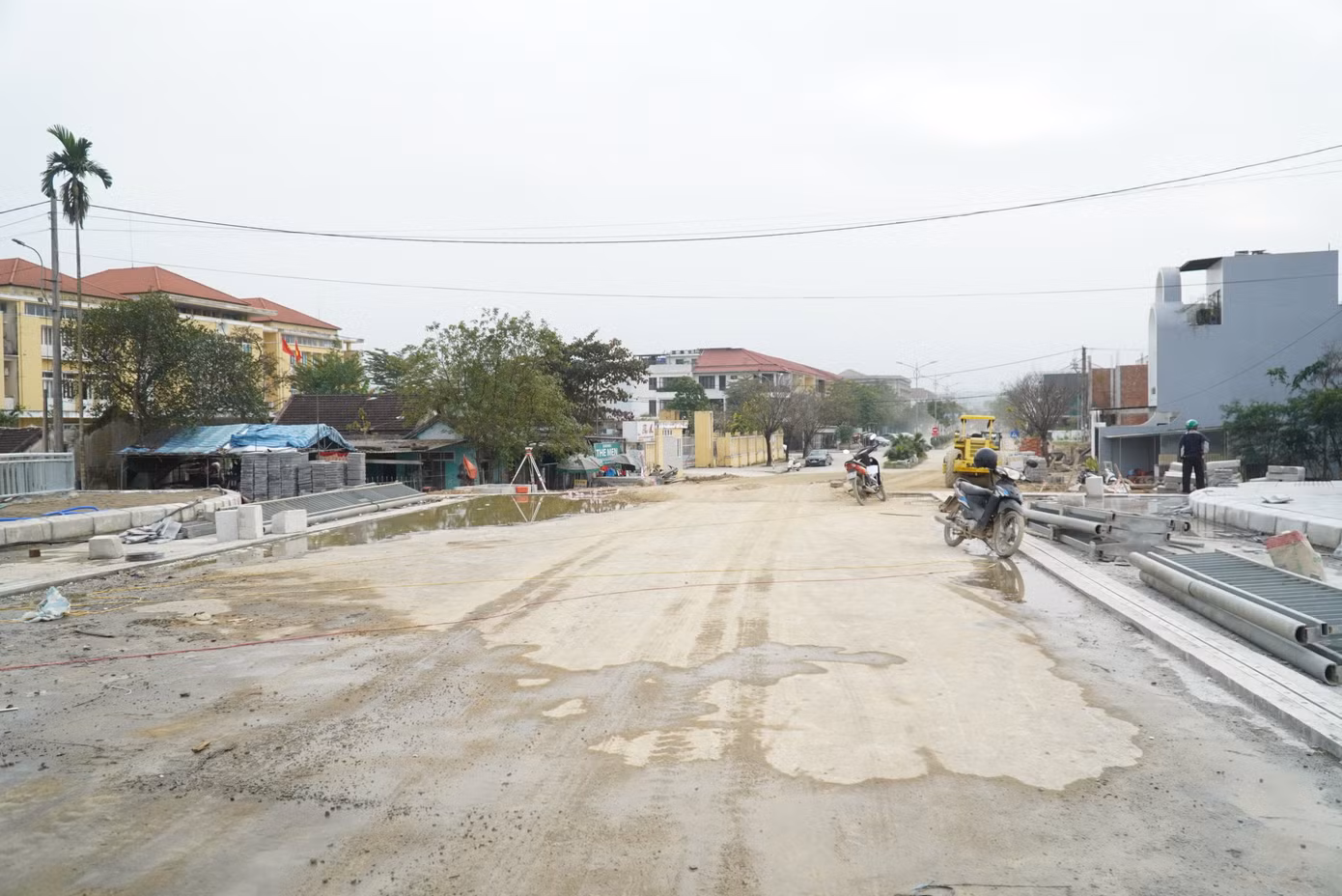 Mặc dù đường dẫn lên hai đầu cầu đã thông, ách tắc giao thông qua lại cầu Lợi Nông đã được tháo gỡ, nhưng do thời tiết bất lợi nên hạng mục thảm nhựa mặt cầu trước Tết Nguyên đán không thể thực hiện. Mặc dù đường dẫn lên hai đầu cầu đã thông, ách tắc giao thông qua lại cầu Lợi Nông đã được tháo gỡ, nhưng do thời tiết bất lợi nên hạng mục thảm nhựa mặt cầu trước Tết Nguyên đán không thể thực hiện.