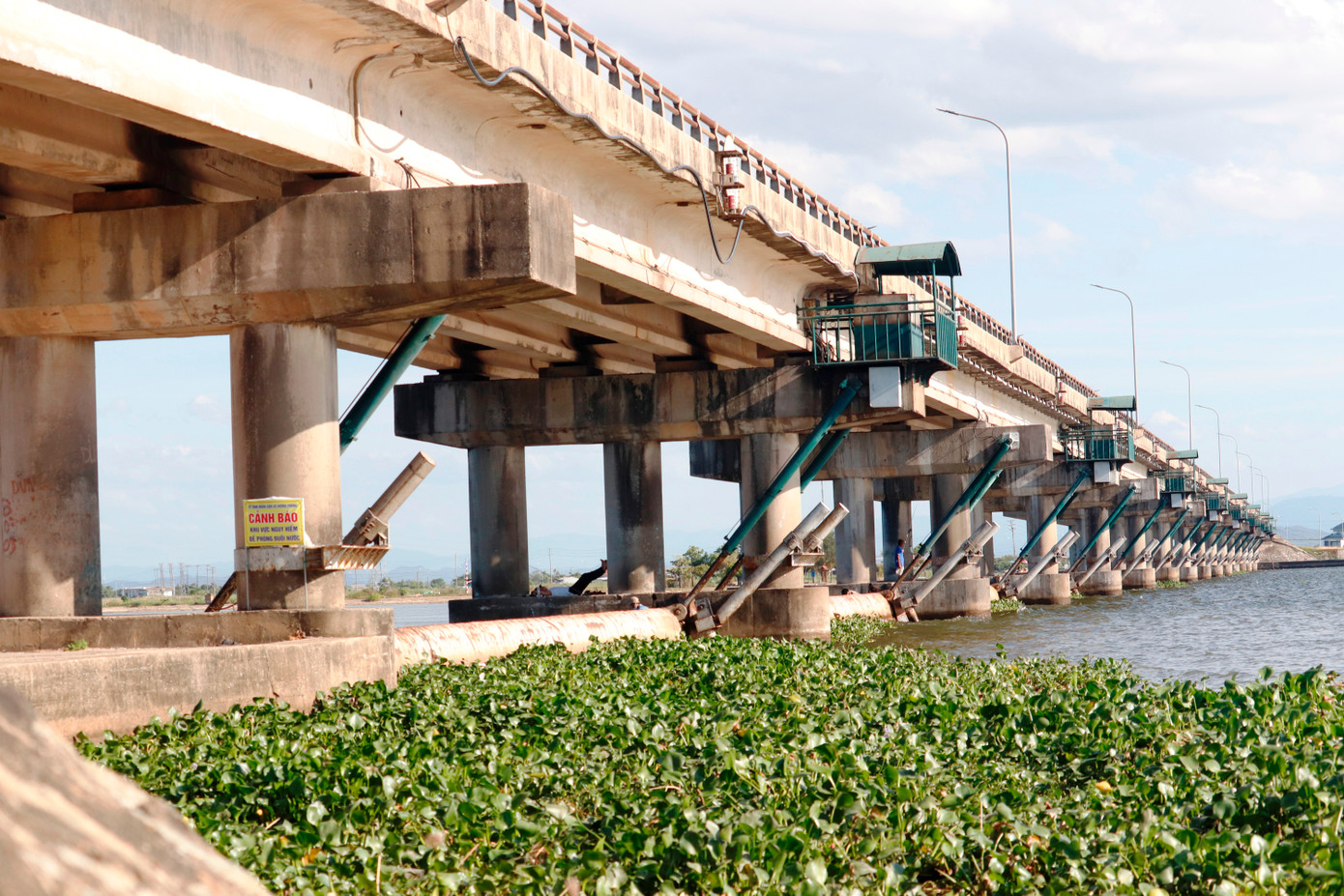 Công trình có chức năng ngăn mặn, giữ ngọt và phối hợp với các hồ thủy lợi Tả Trạch, hồ thủy điện Bình Điền thực hiện điều tiết, đảm bảo cung cấp đủ nước cho nhu cầu sản xuất nông nghiệp, môi trường sinh thái, dân sinh cho toàn bộ vùng hạ du sông Hương.