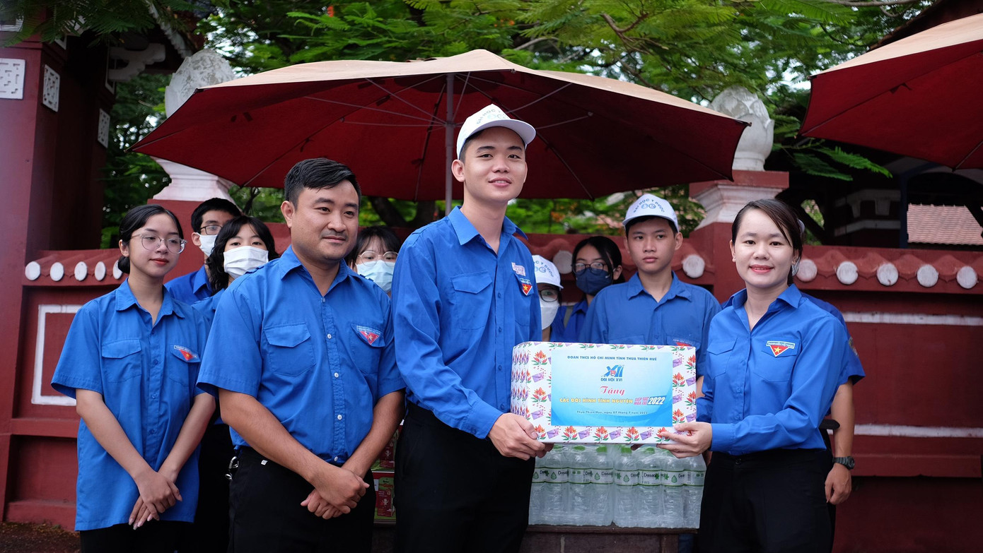 Tặng quà động viên các đội hình tình nguyện Tiếp sức mùa thi Tặng quà động viên các đội hình tình nguyện Tiếp sức mùa thi