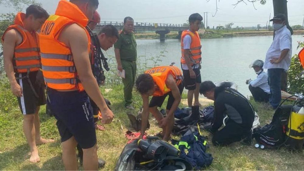 Lực lượng chức năng tổ chức tìm kiếm nam sinh đuối nước trên sông Bồ. Ảnh: CACC