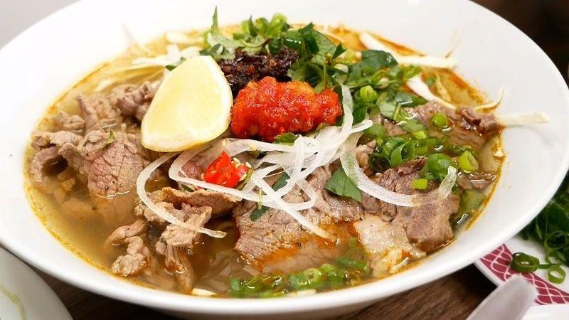 Bún bò Huế nấu tái. Ảnh: bachhoaxanh Bún bò Huế nấu tái. Ảnh: bachhoaxanh