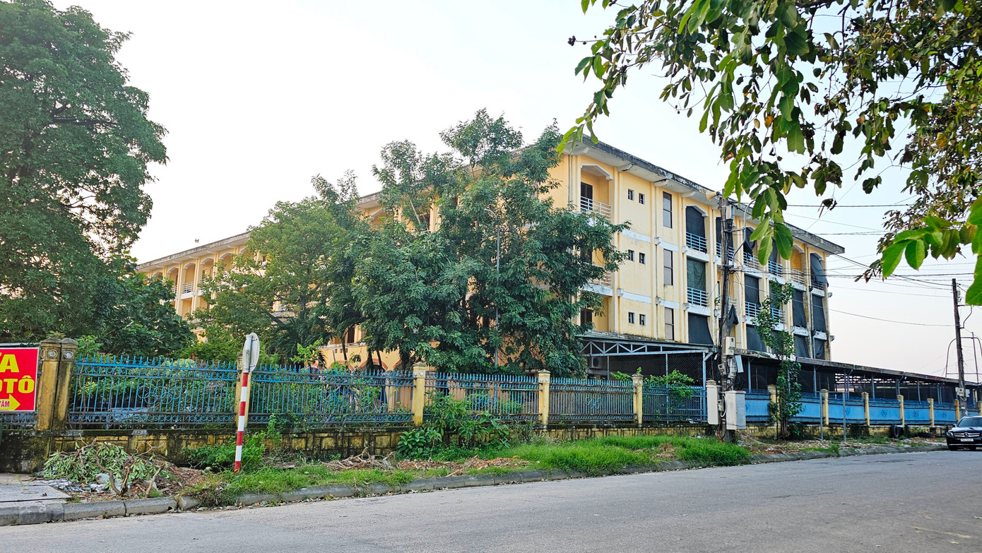 Trước đó, vào đầu tháng 10, các cơ quan chức năng tỉnh TT-Huế đã đề xuất phương án ban đầu, di dời tạm thời Trung tâm HL&amp;TĐTT tỉnh về 2 địa điểm là khu chung cư phường Hương Sơ và khu nhà số 49 Nguyễn Chí Diểu (TP. Huế). Tuy nhiên, qua khảo sát, đánh giá thực tế, hai vị trí này đều không phù hợp. “Học viên của trung tâm hiện theo học văn hóa các trường gần nơi huấn luyện cũ, khi di chuyển về Hương Sơ sẽ rất khó khăn cho đi lại học tập, sinh hoạt, ăn ở. Các em phải di chuyển học hành, tập luyện trên một cự ly rất xa. Điều kiện ăn ở tại đây cũng không phù hợp”, một cán bộ Trung tâm HL&amp;TĐTT TT-Huế cho hay. Ảnh: N.V