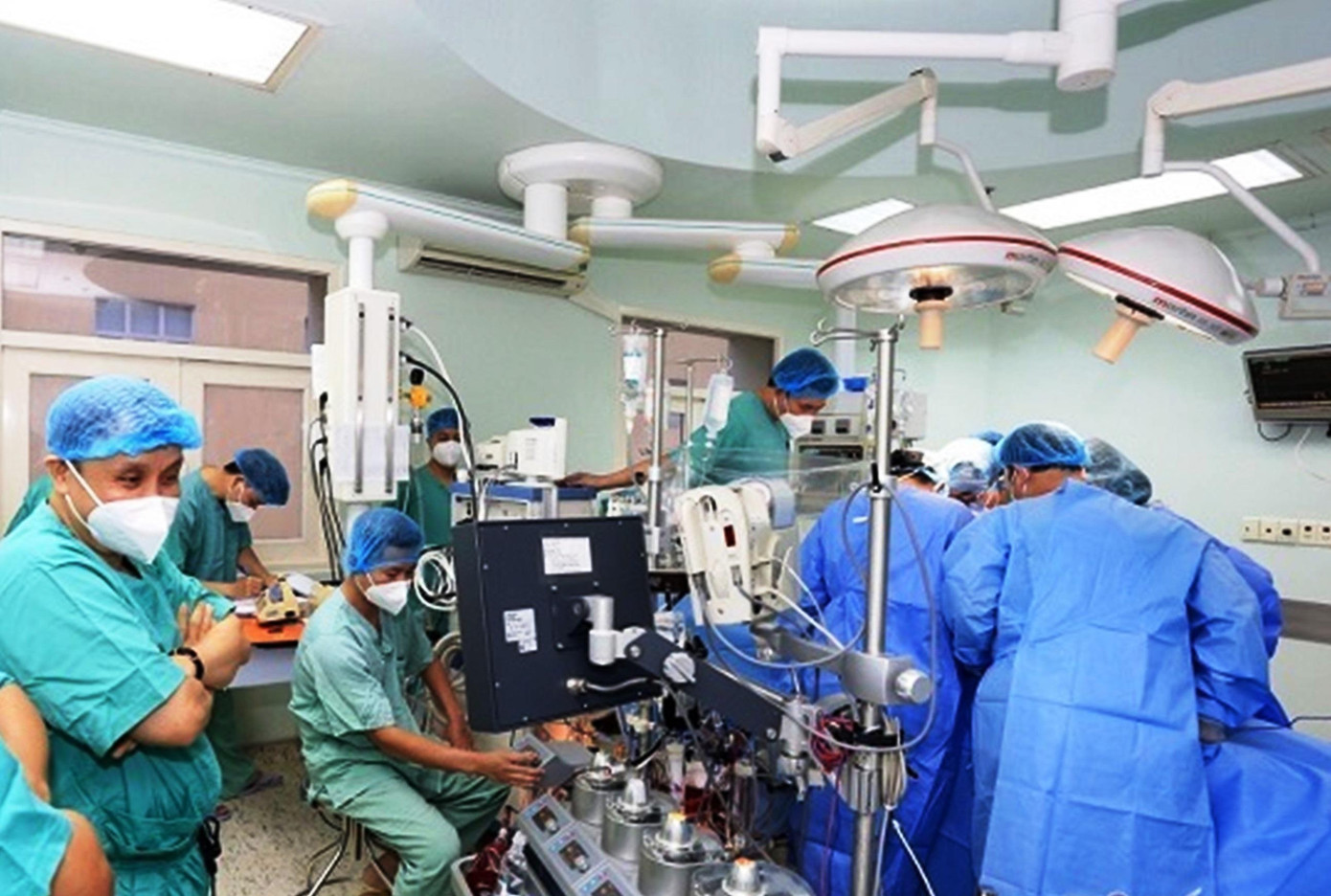 Lãnh đạo và ê kíp Bệnh viện Trung ương Huế tham gia ca phẫu thuật ghép tim cho bệnh nhân Q. Lãnh đạo và ê kíp Bệnh viện Trung ương Huế tham gia ca phẫu thuật ghép tim cho bệnh nhân Q.