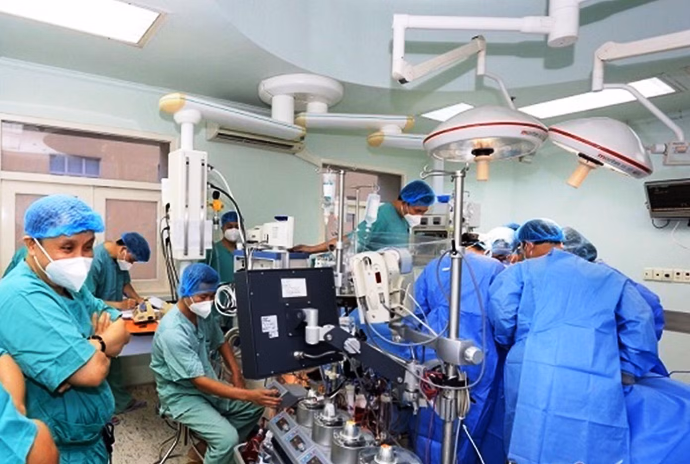 Lãnh đạo và ê kíp Bệnh viện Trung ương Huế tham gia ca phẫu thuật ghép tim cho bệnh nhân Q.