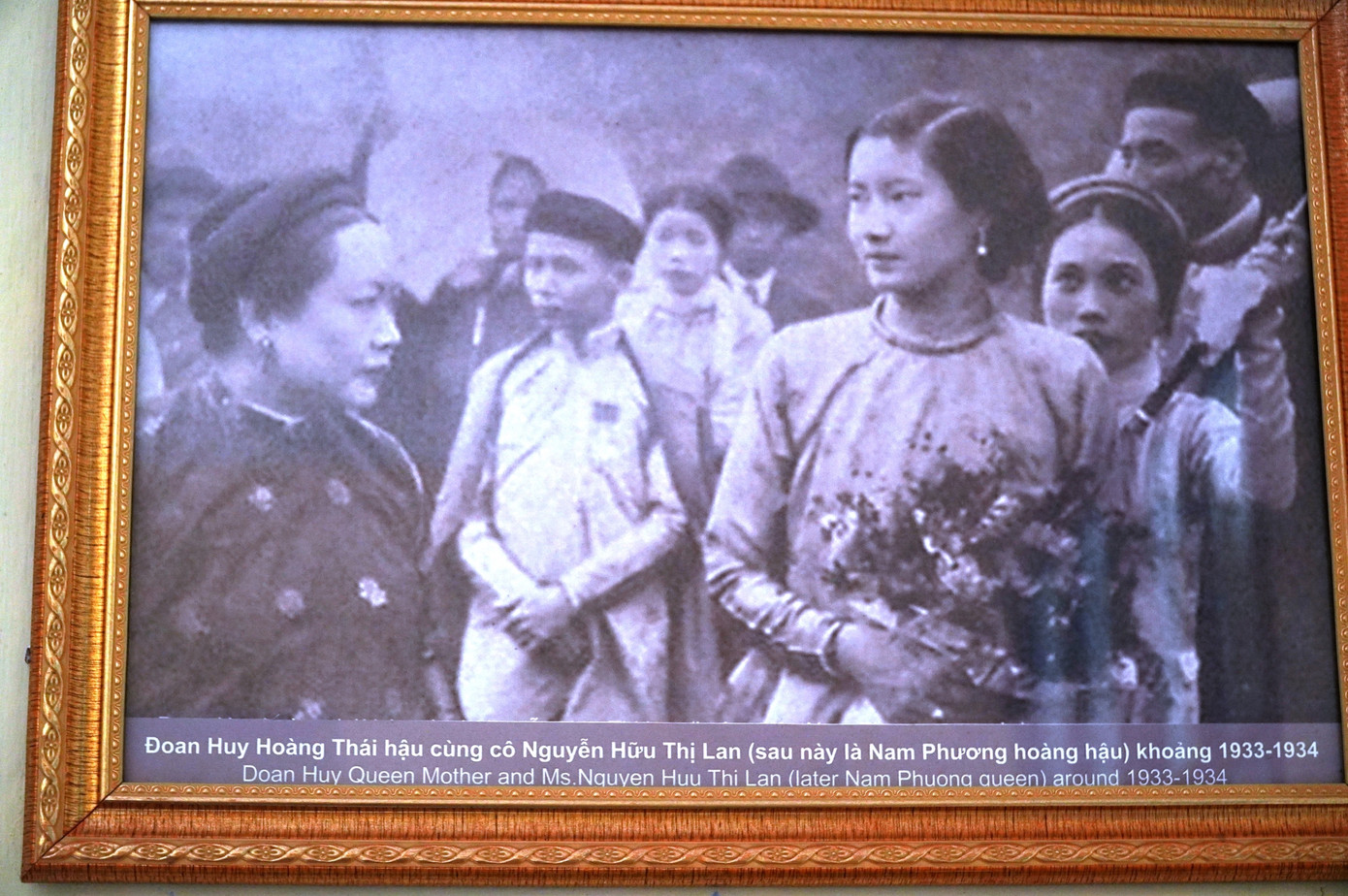 Trên tường nhà vẫn còn bức ảnh của Đức Từ Cung và cô Nguyễn Hữu Thị Lan (sau này là Nam Phương Hoàng hậu - vợ vua Bảo Đại).
