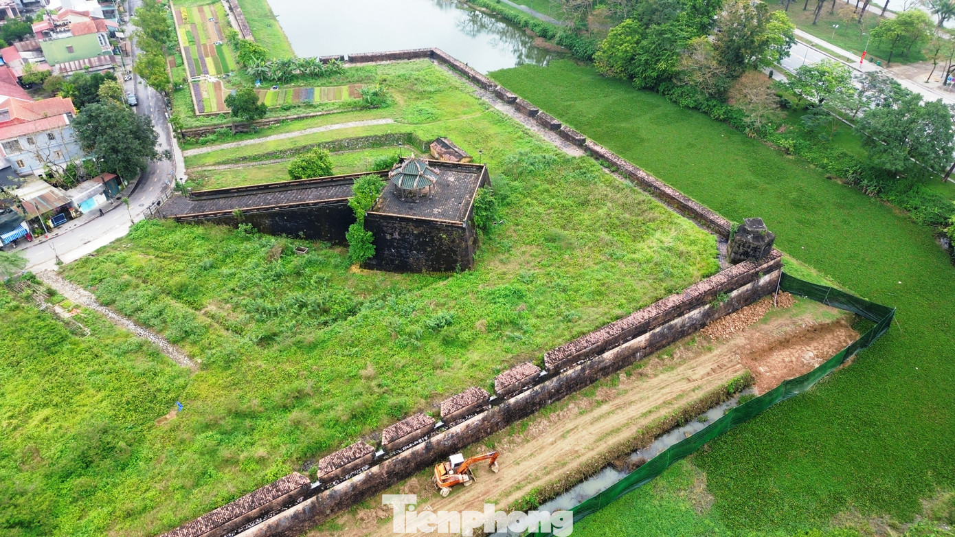 Đối với Hộ Thành hào, dự án tập trung tu bổ và tôn tạo hệ thống kè đá mặt trong với chiều dài 1.159 m, trải dài từ Quan Tượng đài đến Tây Thành Thủy quan. Các phần kè bị hư hỏng, sạt lở được tháo dỡ, vệ sinh và tận dụng vật liệu cũ trong quá trình phục hồi.