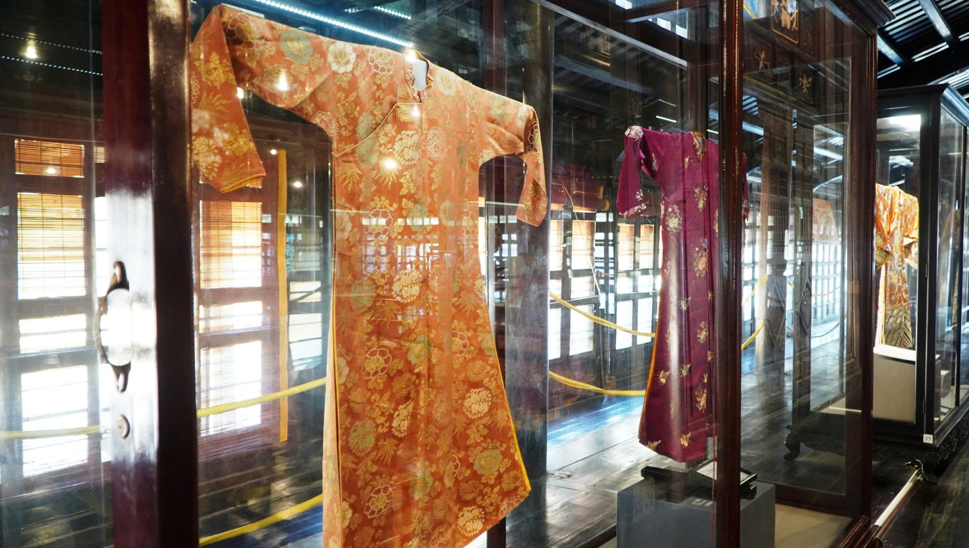 Hai hiện vật quý được trưng bày tại Bảo tàng Cổ vật Cung đình Huế sau khi hoàn tất thủ tục tiếp nhận. Ảnh: Trang Thùy. Hai hiện vật quý được trưng bày tại Bảo tàng Cổ vật Cung đình Huế sau khi hoàn tất thủ tục tiếp nhận. Ảnh: Trang Thùy.