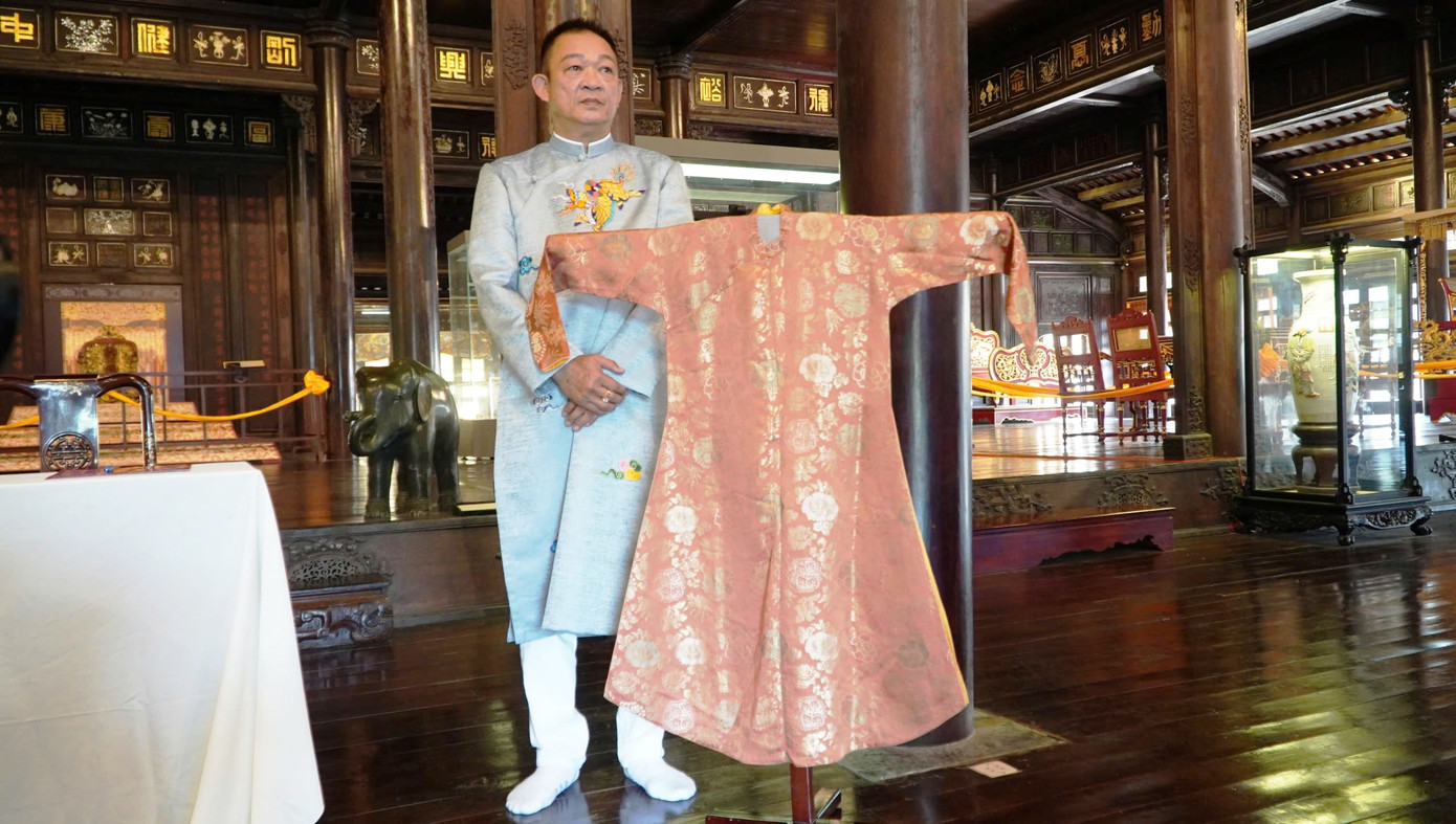 Ông Phạm Xuân Cương trực tiếp trao tặng lại hai chiếc áo dài cho Huế theo ủy quyền. Ảnh: Trang Thùy. Ông Phạm Xuân Cương trực tiếp trao tặng lại hai chiếc áo dài cho Huế theo ủy quyền. Ảnh: Trang Thùy.