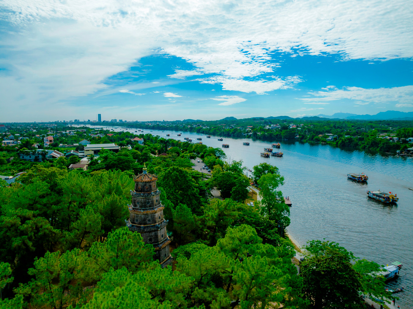 Thực hiện các biện pháp bảo vệ di tích, danh lam thắng cảnh; bảo đảm an ninh, trật tự, an toàn xã hội, phòng chống cháy nổ, an toàn giao thông và vệ sinh môi trường trong quá trình diễn ra lễ hội. (Ảnh: Đình Hoàng) Thực hiện các biện pháp bảo vệ di tích, danh lam thắng cảnh; bảo đảm an ninh, trật tự, an toàn xã hội, phòng chống cháy nổ, an toàn giao thông và vệ sinh môi trường trong quá trình diễn ra lễ hội. (Ảnh: Đình Hoàng)