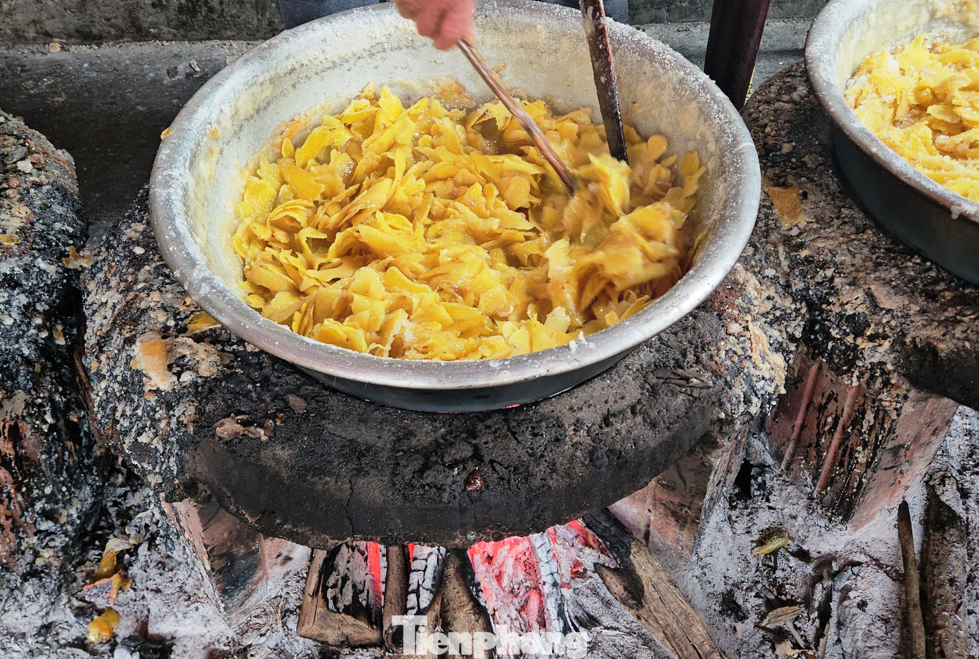 Ông Thử kể rằng, gia đình đã qua đời thứ 3 làm nghề mứt gừng Tết. Từ nhỏ, mỗi dịp giáp Tết, ông được tiếp xúc và làm công việc chế biến mứt gừng. Các cụ xưa kể lại, cuối năm thời tiết xứ Huế thường mưa lạnh, nên dân làng nghĩ ra cách làm mứt gừng sử dụng cho ngày Tết để tạo sự ấm áp, sum họp, xua đi những ngày giá rét. Sau đó, mứt gừng không chỉ trở thành nghề truyền thống của vùng đất Kim Long nổi tiếng, mà còn là sản vật dâng tiến vua một thời. Ông Thử kể rằng, gia đình đã qua đời thứ 3 làm nghề mứt gừng Tết. Từ nhỏ, mỗi dịp giáp Tết, ông được tiếp xúc và làm công việc chế biến mứt gừng. Các cụ xưa kể lại, cuối năm thời tiết xứ Huế thường mưa lạnh, nên dân làng nghĩ ra cách làm mứt gừng sử dụng cho ngày Tết để tạo sự ấm áp, sum họp, xua đi những ngày giá rét. Sau đó, mứt gừng không chỉ trở thành nghề truyền thống của vùng đất Kim Long nổi tiếng, mà còn là sản vật dâng tiến vua một thời.