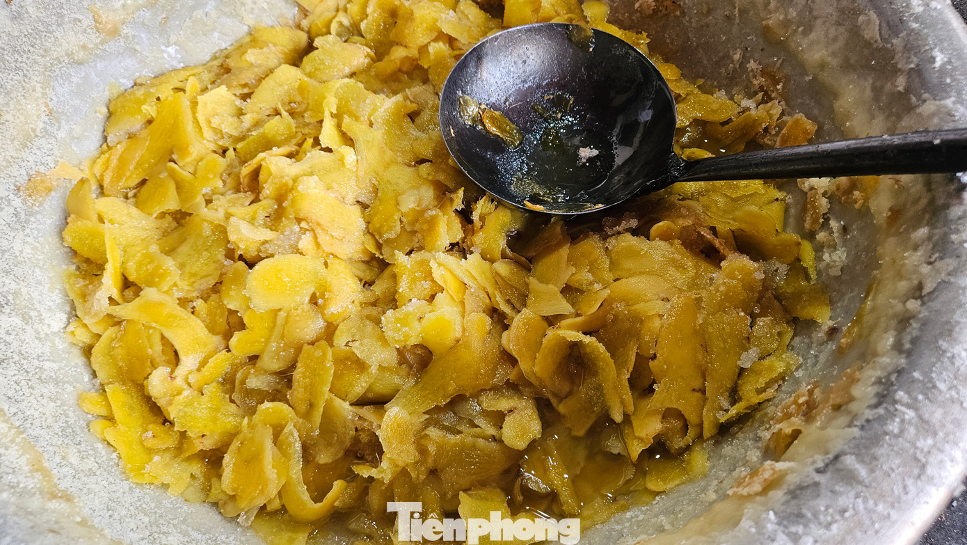 Ông Thử kể rằng, gia đình đã qua đời thứ 3 làm nghề mứt gừng Tết. Từ nhỏ, mỗi dịp giáp Tết, ông được tiếp xúc và làm công việc chế biến mứt gừng. Các cụ xưa kể lại, cuối năm thời tiết xứ Huế thường mưa lạnh, nên dân làng nghĩ ra cách làm mứt gừng sử dụng cho ngày Tết để tạo sự ấm áp, sum họp, xua đi những ngày giá rét. Sau đó, mứt gừng không chỉ trở thành nghề truyền thống của vùng đất Kim Long nổi tiếng, mà còn là sản vật dâng tiến vua một thời. Ông Thử kể rằng, gia đình đã qua đời thứ 3 làm nghề mứt gừng Tết. Từ nhỏ, mỗi dịp giáp Tết, ông được tiếp xúc và làm công việc chế biến mứt gừng. Các cụ xưa kể lại, cuối năm thời tiết xứ Huế thường mưa lạnh, nên dân làng nghĩ ra cách làm mứt gừng sử dụng cho ngày Tết để tạo sự ấm áp, sum họp, xua đi những ngày giá rét. Sau đó, mứt gừng không chỉ trở thành nghề truyền thống của vùng đất Kim Long nổi tiếng, mà còn là sản vật dâng tiến vua một thời.