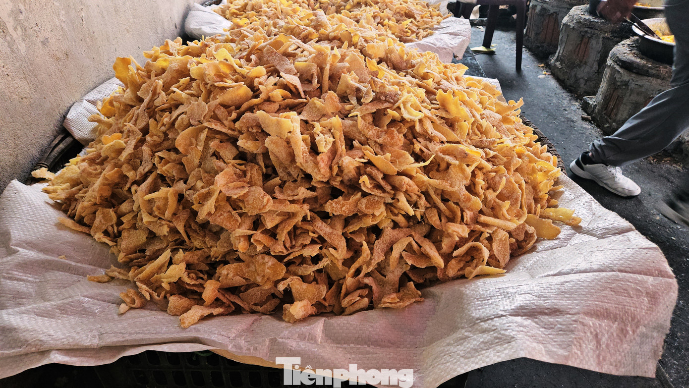 Ông Thử kể rằng, gia đình đã qua đời thứ 3 làm nghề mứt gừng Tết. Từ nhỏ, mỗi dịp giáp Tết, ông được tiếp xúc và làm công việc chế biến mứt gừng. Các cụ xưa kể lại, cuối năm thời tiết xứ Huế thường mưa lạnh, nên dân làng nghĩ ra cách làm mứt gừng sử dụng cho ngày Tết để tạo sự ấm áp, sum họp, xua đi những ngày giá rét. Sau đó, mứt gừng không chỉ trở thành nghề truyền thống của vùng đất Kim Long nổi tiếng, mà còn là sản vật dâng tiến vua một thời. Ông Thử kể rằng, gia đình đã qua đời thứ 3 làm nghề mứt gừng Tết. Từ nhỏ, mỗi dịp giáp Tết, ông được tiếp xúc và làm công việc chế biến mứt gừng. Các cụ xưa kể lại, cuối năm thời tiết xứ Huế thường mưa lạnh, nên dân làng nghĩ ra cách làm mứt gừng sử dụng cho ngày Tết để tạo sự ấm áp, sum họp, xua đi những ngày giá rét. Sau đó, mứt gừng không chỉ trở thành nghề truyền thống của vùng đất Kim Long nổi tiếng, mà còn là sản vật dâng tiến vua một thời.