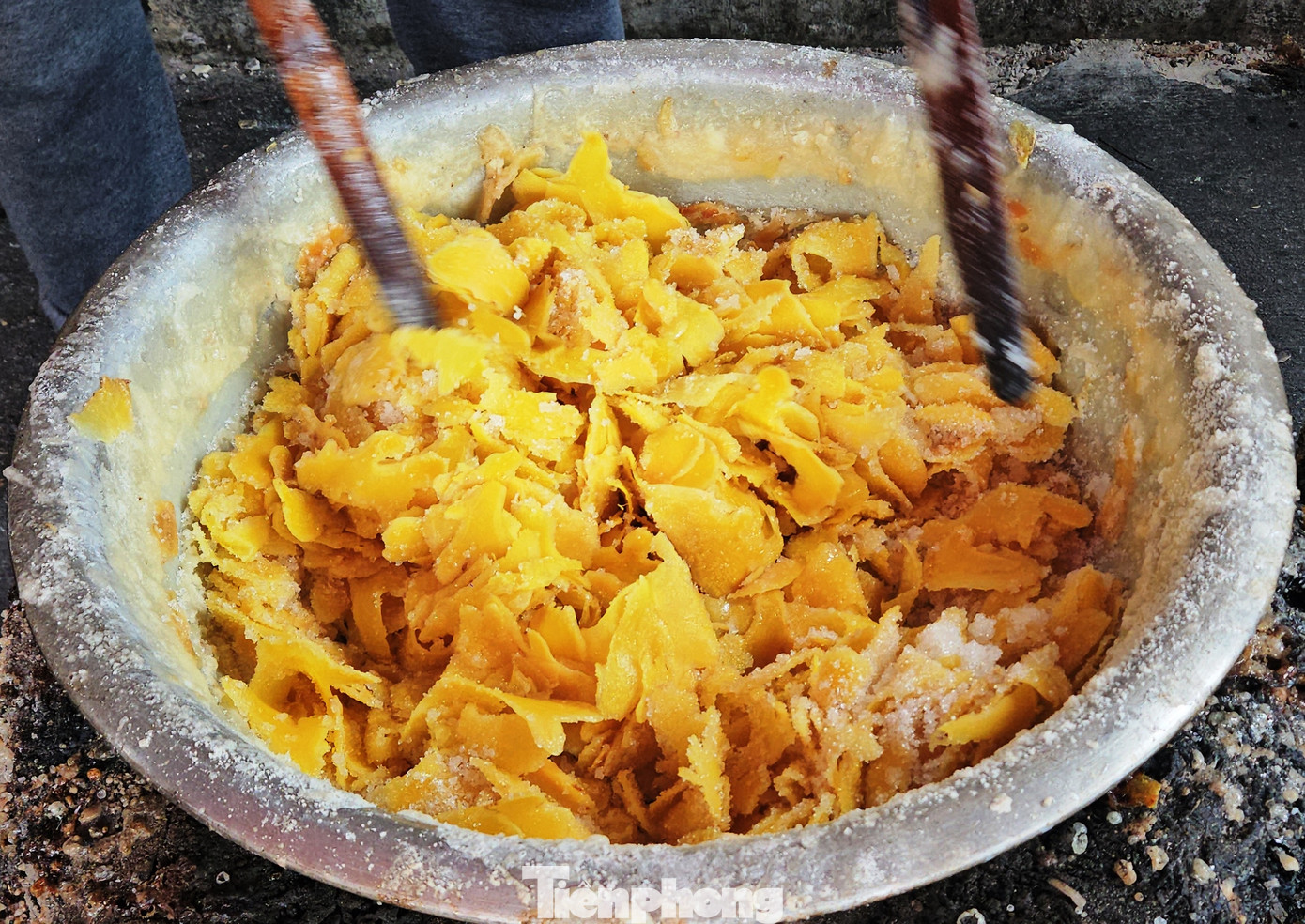 Ông Thử kể rằng, gia đình đã qua đời thứ 3 làm nghề mứt gừng Tết. Từ nhỏ, mỗi dịp giáp Tết, ông được tiếp xúc và làm công việc chế biến mứt gừng. Các cụ xưa kể lại, cuối năm thời tiết xứ Huế thường mưa lạnh, nên dân làng nghĩ ra cách làm mứt gừng sử dụng cho ngày Tết để tạo sự ấm áp, sum họp, xua đi những ngày giá rét. Sau đó, mứt gừng không chỉ trở thành nghề truyền thống của vùng đất Kim Long nổi tiếng, mà còn là sản vật dâng tiến vua một thời. Ông Thử kể rằng, gia đình đã qua đời thứ 3 làm nghề mứt gừng Tết. Từ nhỏ, mỗi dịp giáp Tết, ông được tiếp xúc và làm công việc chế biến mứt gừng. Các cụ xưa kể lại, cuối năm thời tiết xứ Huế thường mưa lạnh, nên dân làng nghĩ ra cách làm mứt gừng sử dụng cho ngày Tết để tạo sự ấm áp, sum họp, xua đi những ngày giá rét. Sau đó, mứt gừng không chỉ trở thành nghề truyền thống của vùng đất Kim Long nổi tiếng, mà còn là sản vật dâng tiến vua một thời.