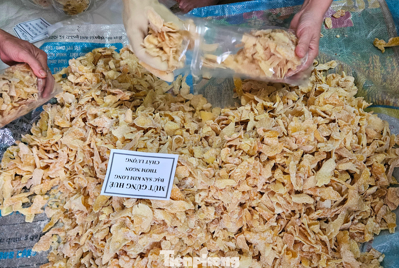 Là nghề truyền thống được trao truyền, lưu giữ qua bao đời, người dân Kim Long đã khéo léo tạo nên sản phẩm mứt gừng độc đáo, mang đậm hương vị riêng của vùng đất Cố đô. Ngày nay, mứt gừng Kim Long không chỉ phổ biến ở Huế mà còn được xuất bán đi nhiều nơi, trở thành món quà lưu niệm đặc biệt mà du khách mang về từ vùng đất Cố đô. Là nghề truyền thống được trao truyền, lưu giữ qua bao đời, người dân Kim Long đã khéo léo tạo nên sản phẩm mứt gừng độc đáo, mang đậm hương vị riêng của vùng đất Cố đô. Ngày nay, mứt gừng Kim Long không chỉ phổ biến ở Huế mà còn được xuất bán đi nhiều nơi, trở thành món quà lưu niệm đặc biệt mà du khách mang về từ vùng đất Cố đô.