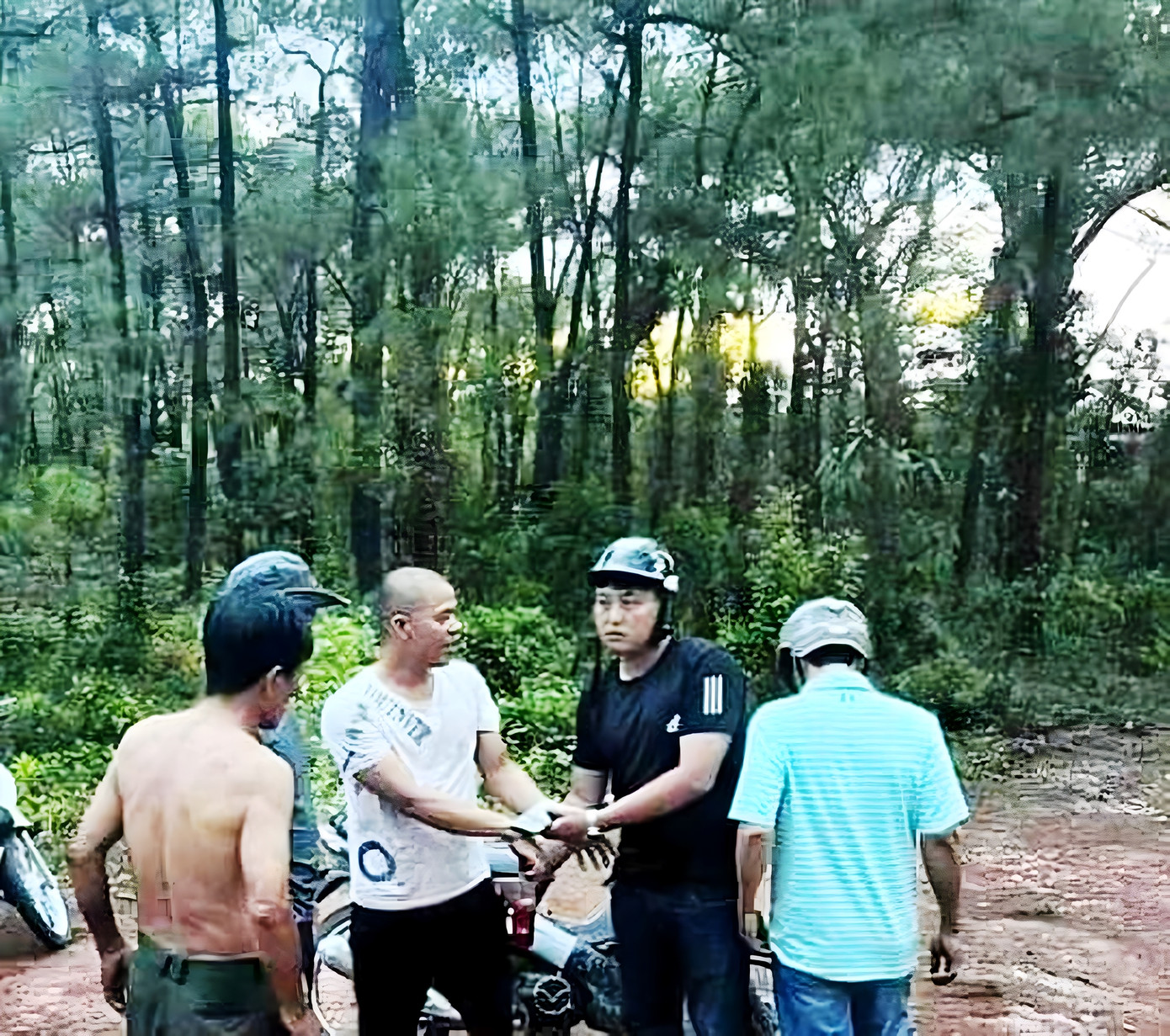 Nghi phạm đốt rừng (mặc áo phông trắng) bị người dân khống chế, giao cho lực lượng chức năng. Ảnh: CTV Nghi phạm đốt rừng (mặc áo phông trắng) bị người dân khống chế, giao cho lực lượng chức năng. Ảnh: CTV