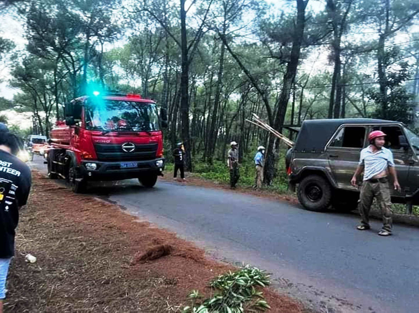 Lực lượng chức năng có mặt tại hiện trường để khống chế đám cháy rừng. Ảnh: CTV Lực lượng chức năng có mặt tại hiện trường để khống chế đám cháy rừng. Ảnh: CTV