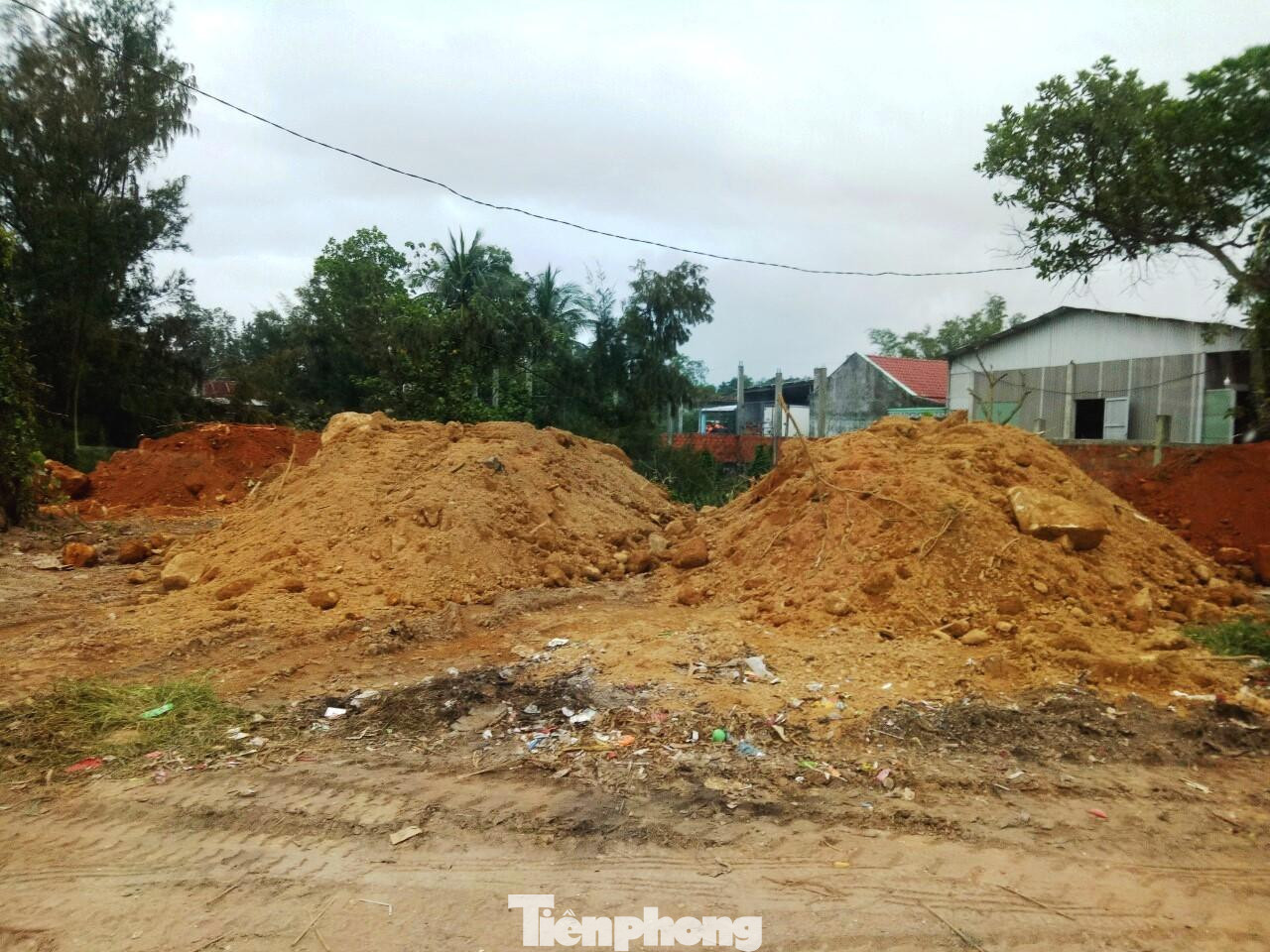 Vi phạm xảy ra giữa "thanh thiên bạch nhật", ngay bên đường phố Vi Thủ An, tổ dân phố Lập An, thị trấn Lăng Cô, nhưng chính quyền địa phương chậm phát hiện, xử lý