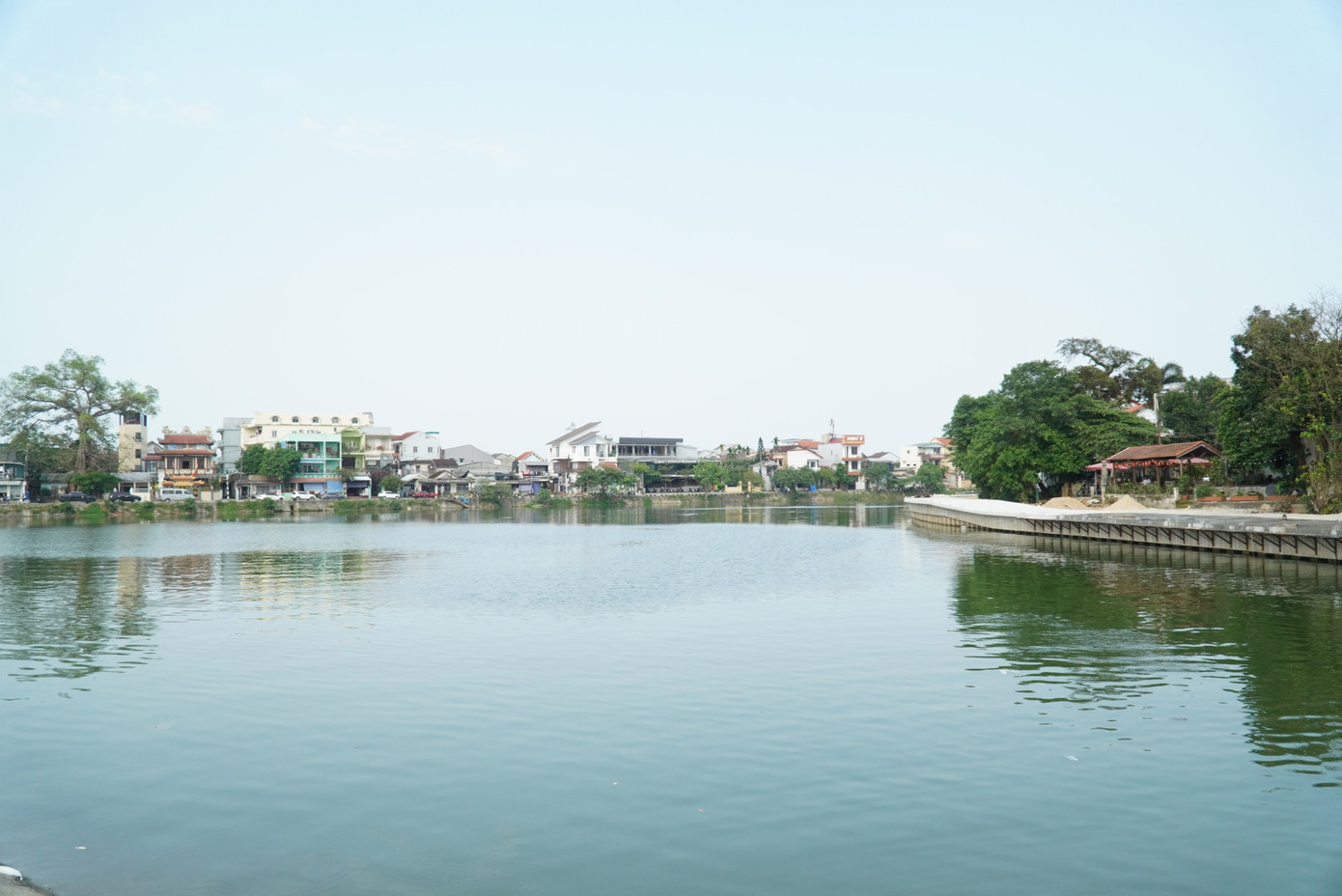 Đường đi bộ và dòng sông Như Ý thơ mộng, trong xanh nhìn từ Đập Đá.