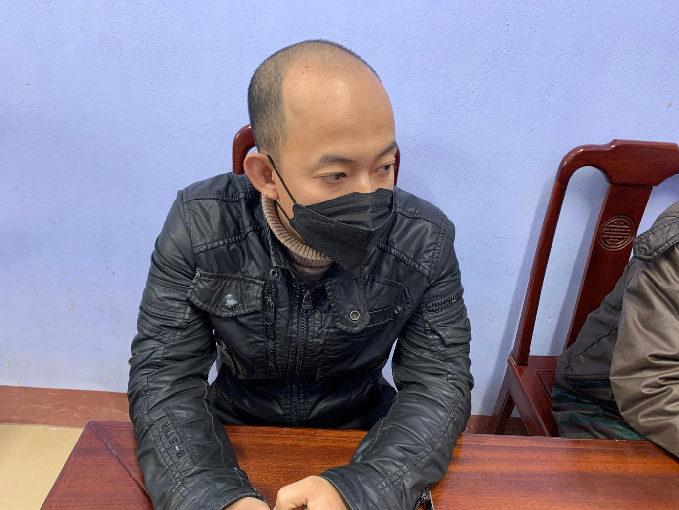 Hai đối tượng Hà và Thiệu tại cơ quan công an.