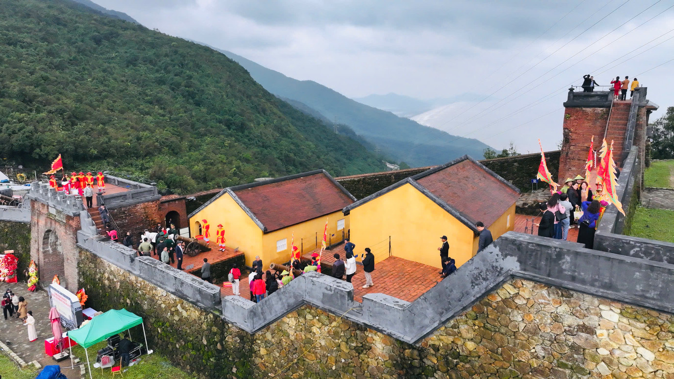 Hải Vân Quan từ lâu được gọi là Thiên hạ đệ nhất hùng quan nhờ vẻ đẹp thiên nhiên hùng vĩ cùng vị trí chiến lược quan trọng về mặt quân sự.