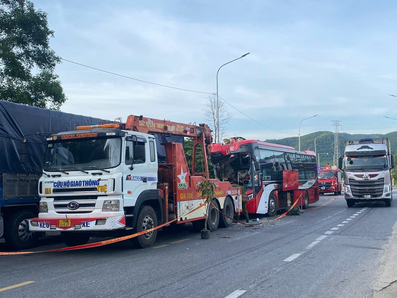 Xe cứu hộ tiến hành cẩu phương tiện gặp nạn ra khỏi hiện trường, góp phần giải phóng ách tắc giao thông. Xe cứu hộ tiến hành cẩu phương tiện gặp nạn ra khỏi hiện trường, góp phần giải phóng ách tắc giao thông.