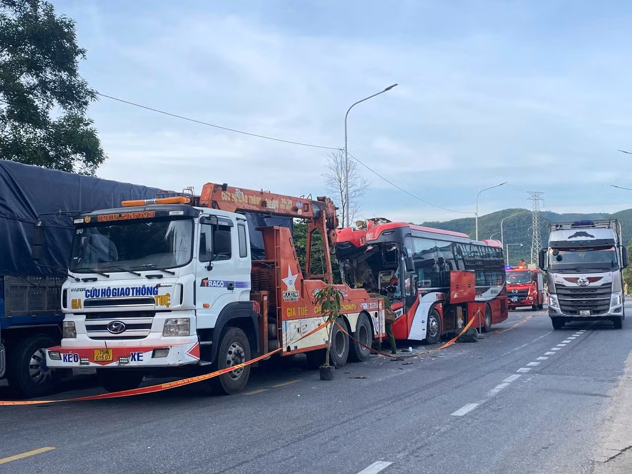 Xe cứu hộ tiến hành cẩu phương tiện gặp nạn ra khỏi hiện trường, góp phần giải phóng ách tắc giao thông.