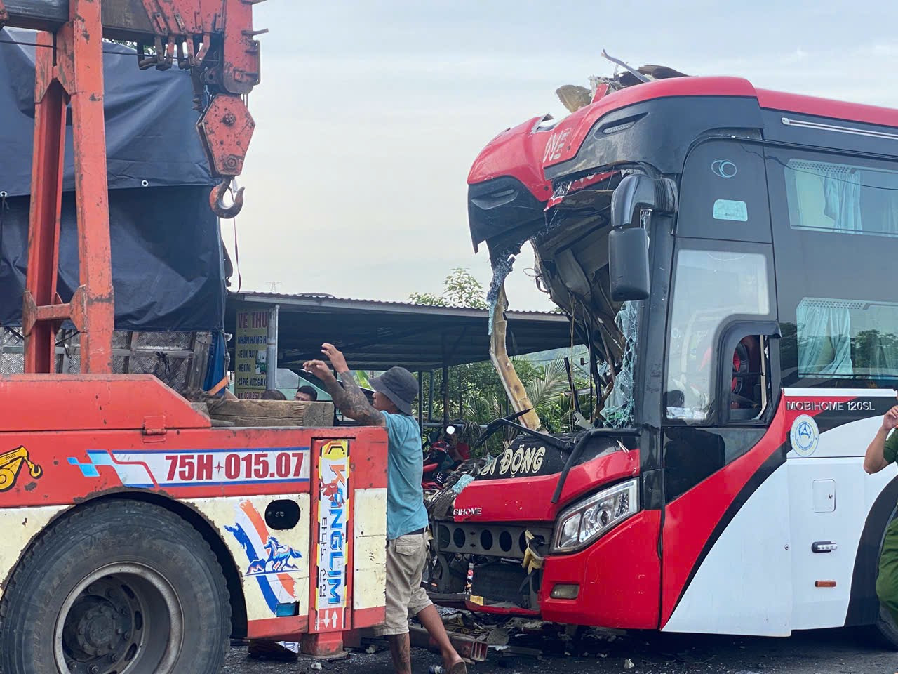 Hiện trường vụ tai nạn giao thông nghiêm trọng tại Huế vào rạng sáng 4/6. Hiện trường vụ tai nạn giao thông nghiêm trọng tại Huế vào rạng sáng 4/6.