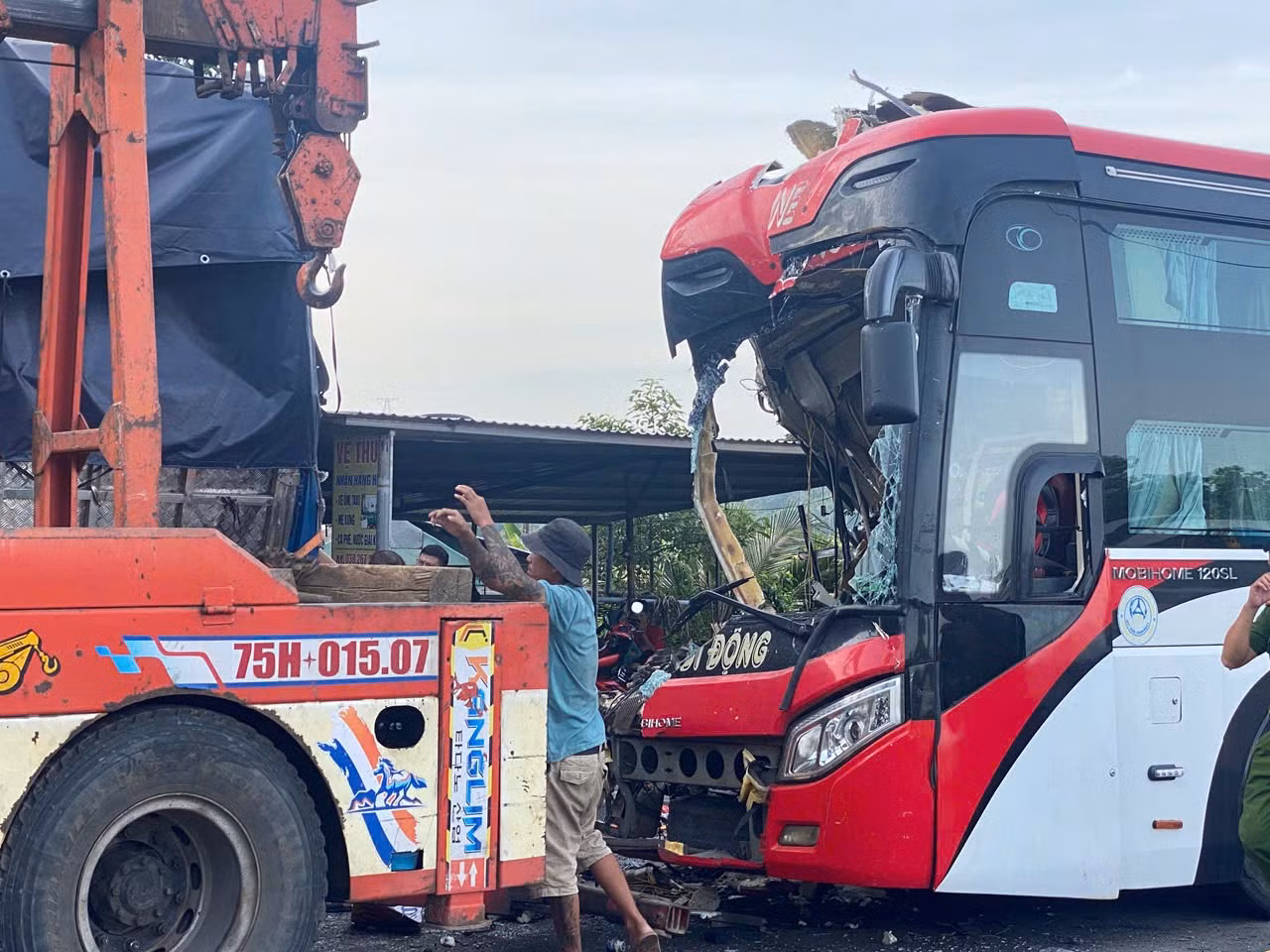 Hiện trường vụ tai nạn giao thông nghiêm trọng tại Huế vào rạng sáng 4/6.