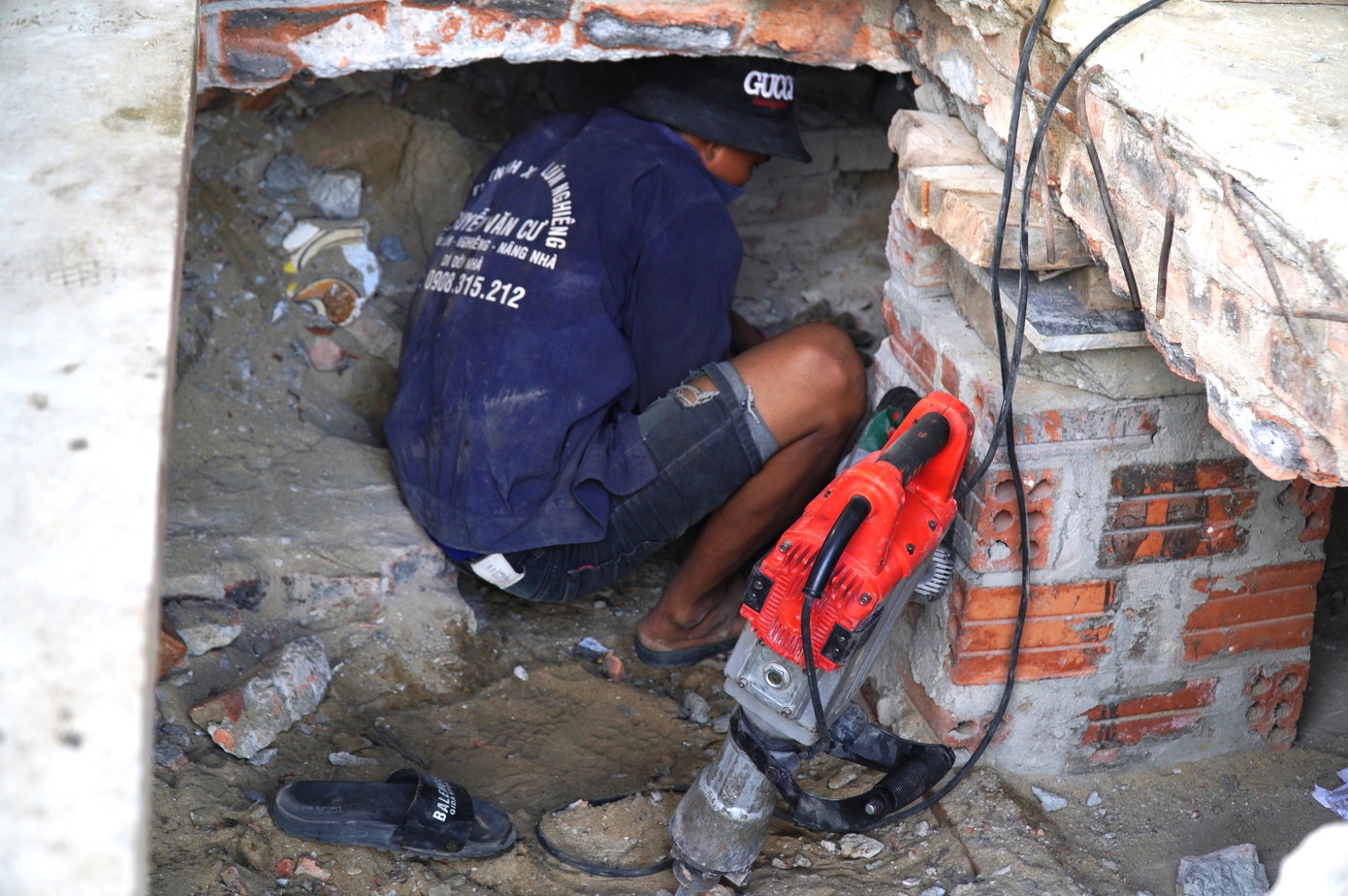 Các tim cọc lần lượt được các công nhân dùng phương tiện máy móc ép xuống rồi cấy trụ.