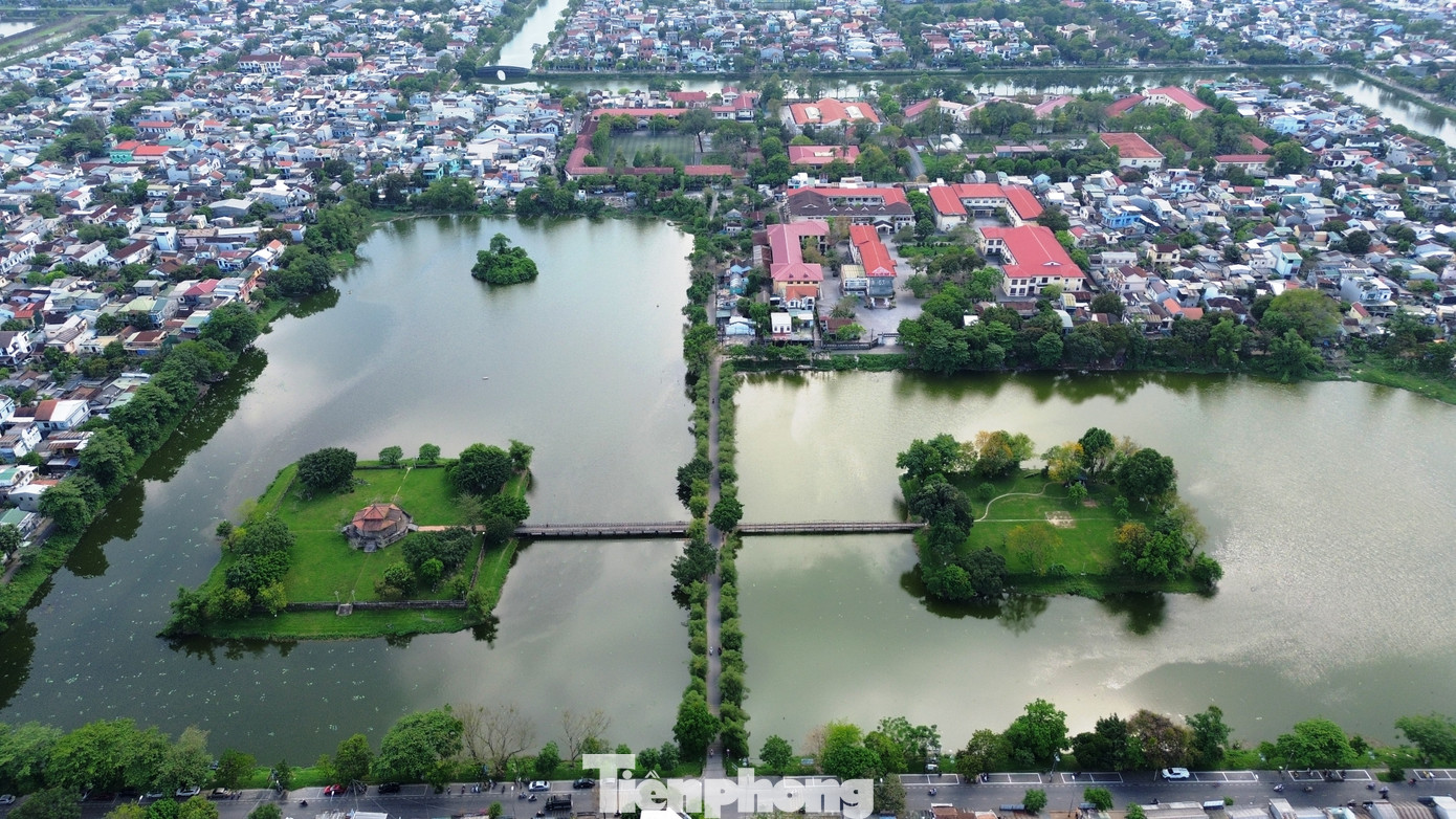 Ngoài Đại nội, Kinh thành còn là nơi quy tụ nhiều địa danh, thắng cảnh, công trình cổ xưa mang đậm dấu ấn văn hóa, lịch sử và thi ca, như hồ Tịnh Tâm - một trong “Thần kinh nhị thập cảnh” thời nhà Nguyễn. Nơi đây xưa kia vốn là vườn ngự uyển của vua chúa, nổi tiếng với giống sen trắng đặc hữu, những kỳ hoa dị thảo và không gian tĩnh lặng đầy thi vị.
