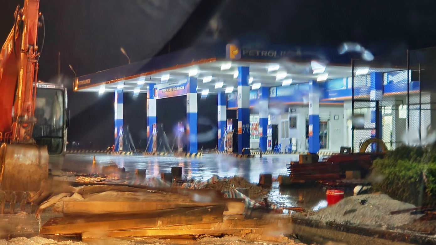 Một cây xăng trên đường Thủy Dương - Thuận An vẫn hoạt động.