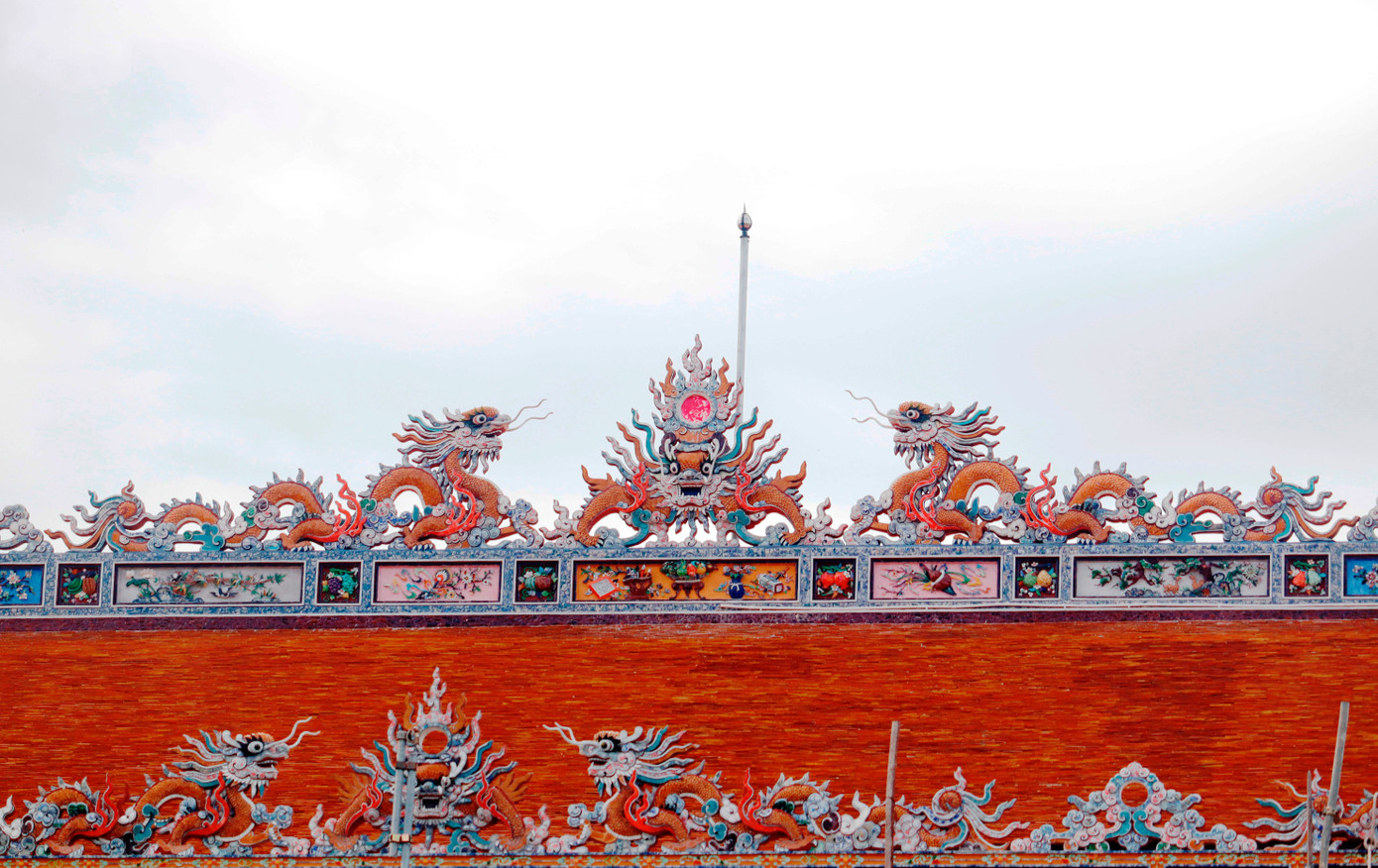 Trang trí hình rồng độc đáo trên đỉnh ngôi điện. Ảnh: Ngọc Văn.