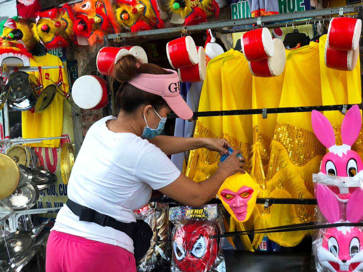 Những người chuyên chế tác đầu lân như anh N.R còn cho hay, năm nay không có hoạt động múa lân ngoài trời, nên chỉ có mẫu đầu lân cỡ nhỏ là còn bán được cho các phụ huynh mua về làm quà Trung thu cho con nhỏ. Tuy nhiên, số lượng tiêu thụ cũng không nhiều. Trong ảnh: Một khách hàng hiếm hoi ghé quầy bán đầu lân tại Huế