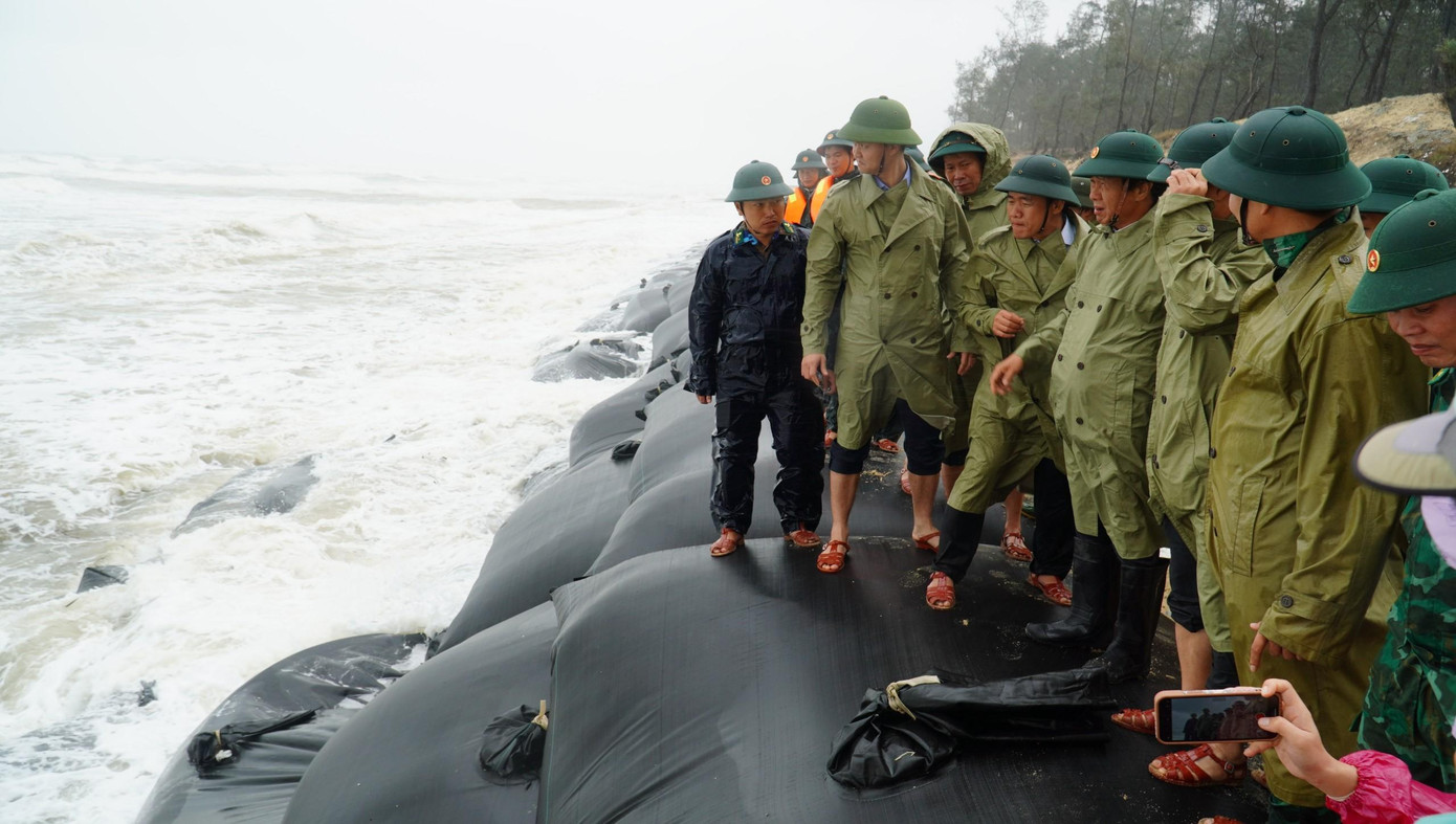 Phó Thủ tướng Lê Văn Thành kiểm tra tình hình sạt lở bờ biển ở xã Phú Thuận (huyện Phú Vang).