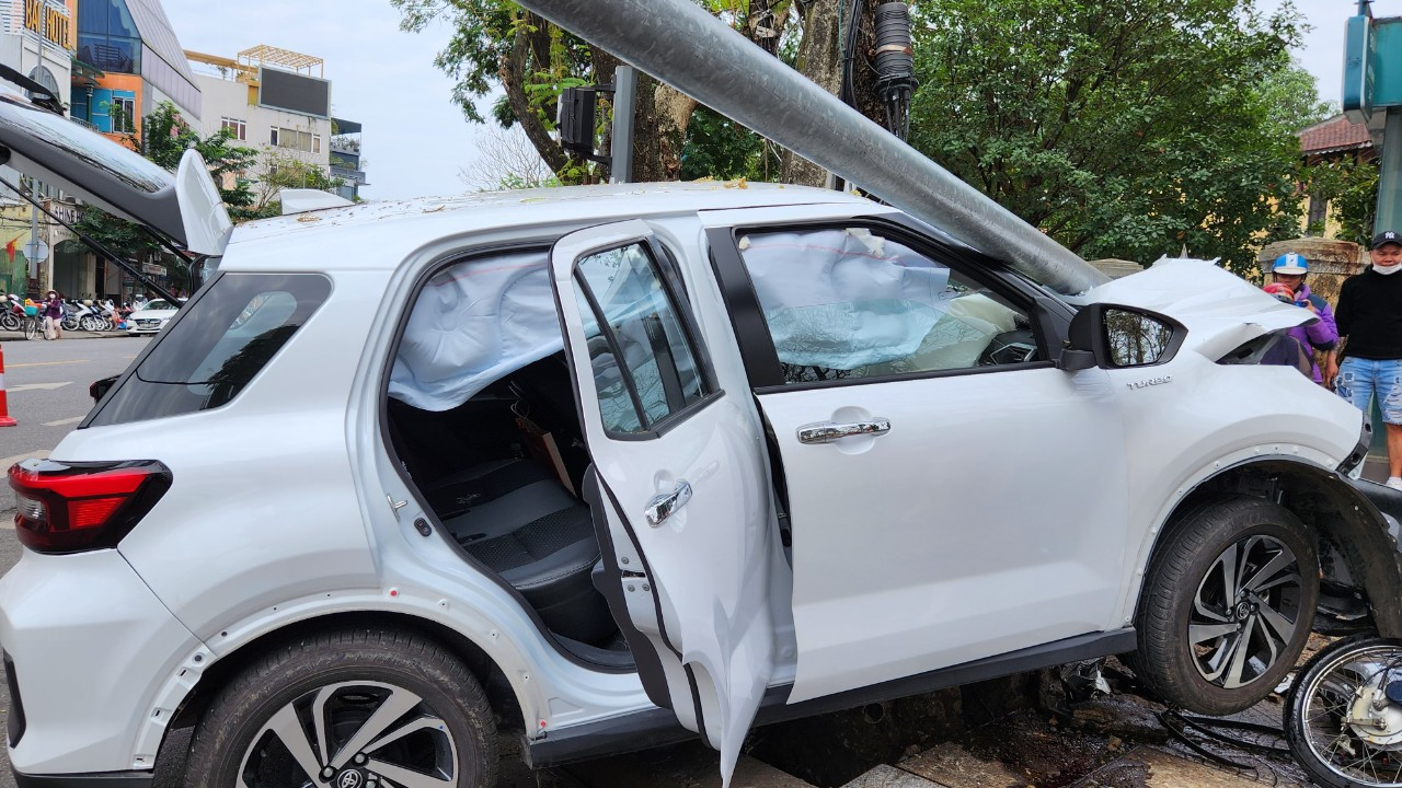 Ngay sau tai nạn, nam tài xế lớn tuổi điều khiển xe Toyota Raize đã rời khỏi hiện trường (Ảnh: N.V)