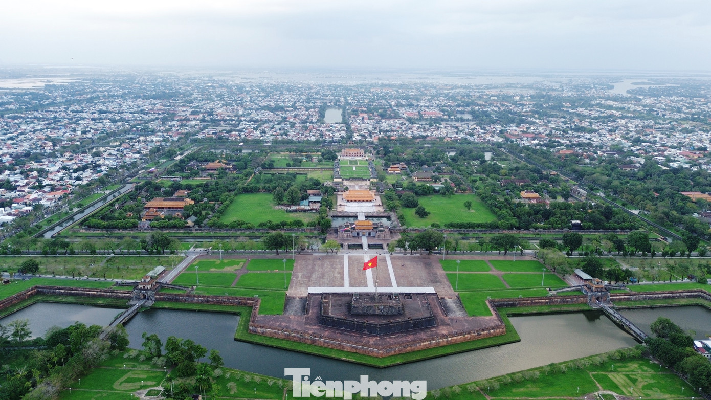 Thành phố Huế trực thuộc Trung ương sẽ có 9 đơn vị hành chính cấp huyện, gồm 4 huyện, 3 thị xã và 2 quận. Thành phố Huế trực thuộc Trung ương sẽ có 9 đơn vị hành chính cấp huyện, gồm 4 huyện, 3 thị xã và 2 quận.