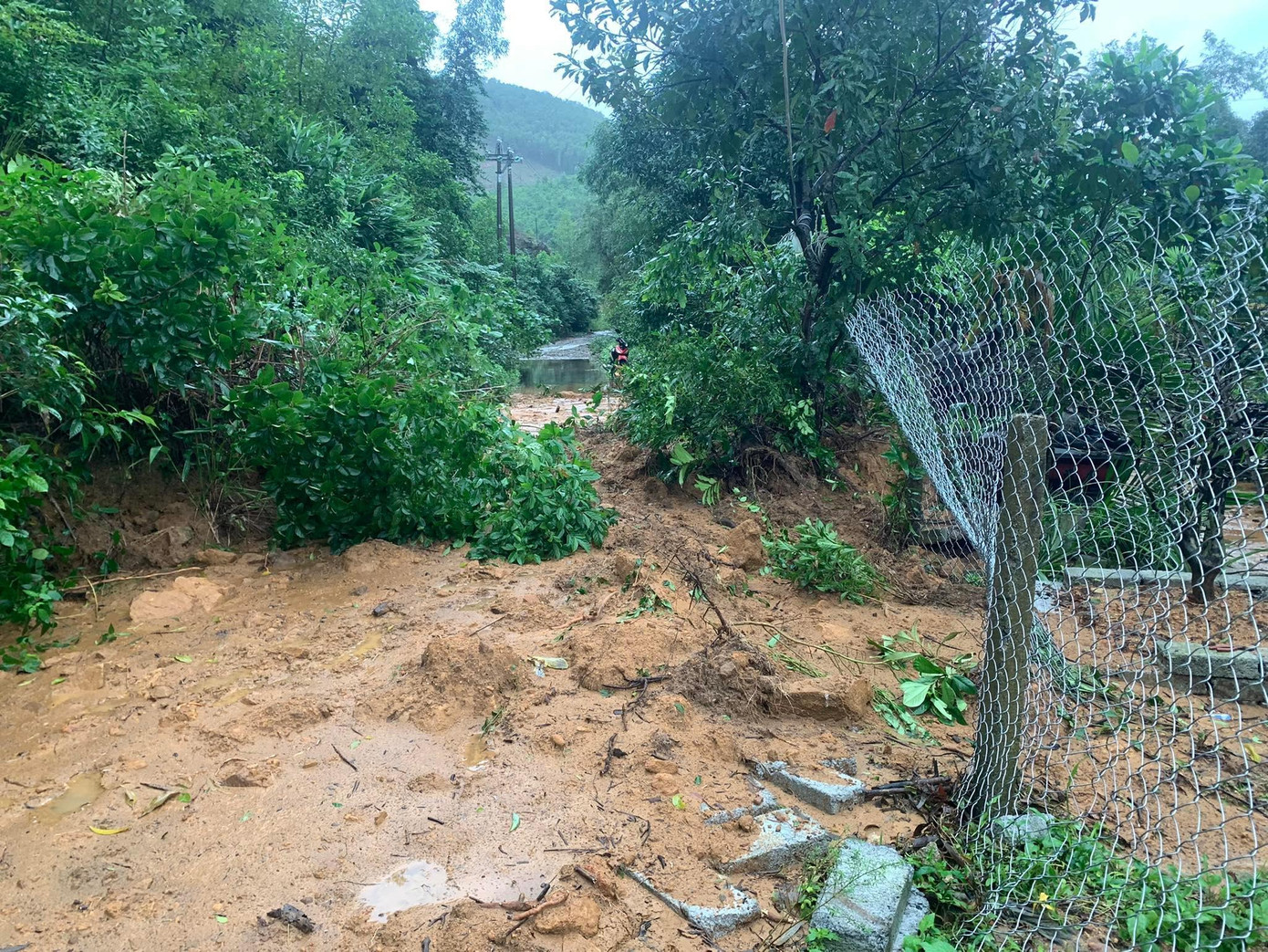 Sạt lở gây bồi lấp nghiêm trọng đường sá dưới chân núi Phú Gia. Ảnh: Minh Trần