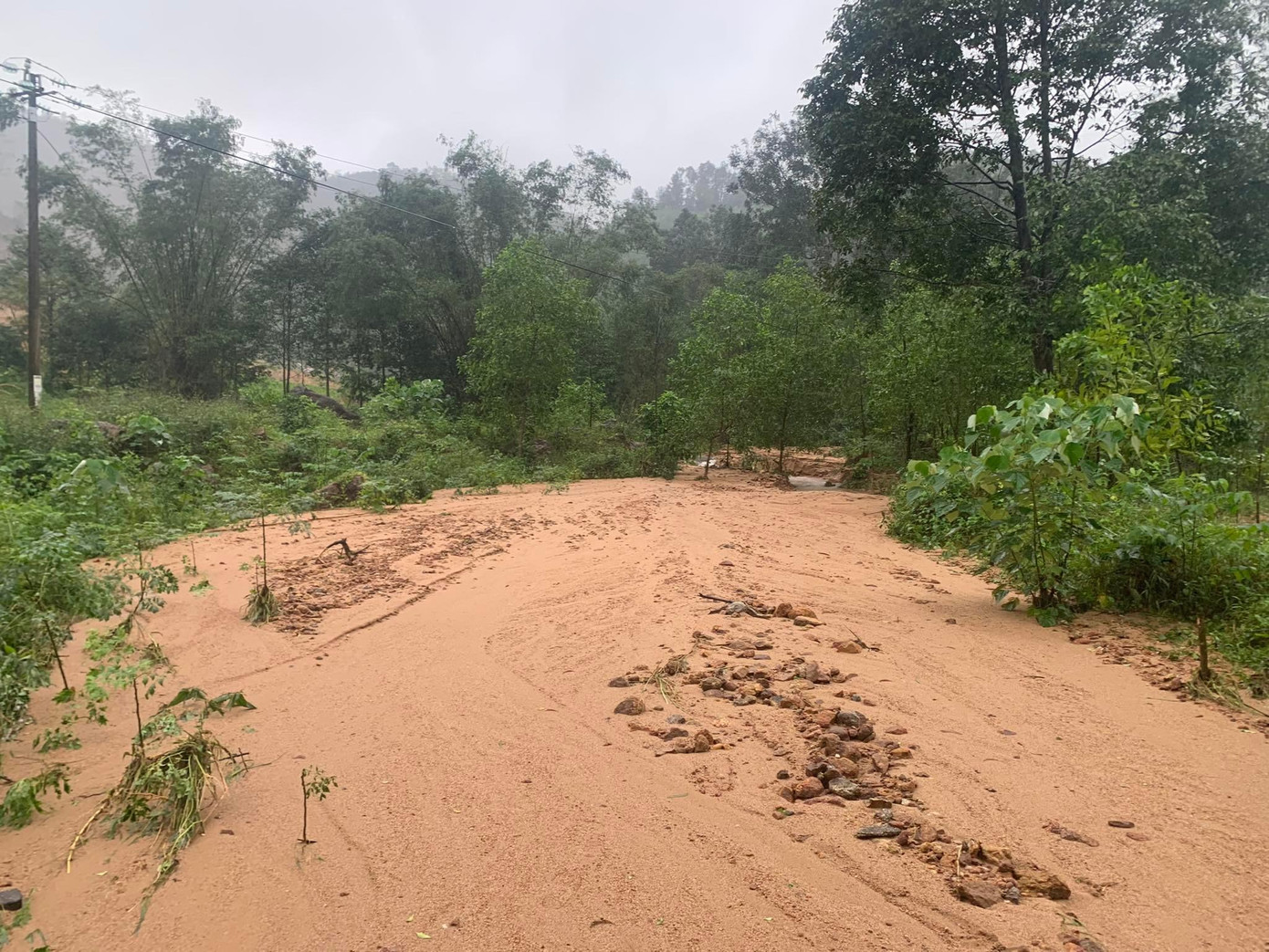 Đường sá dưới chân núi Phú Gia thuộc xã Lộc Tiến bị "mất dấu" do đất đá vùi lấp. Ảnh: Minh Trần
