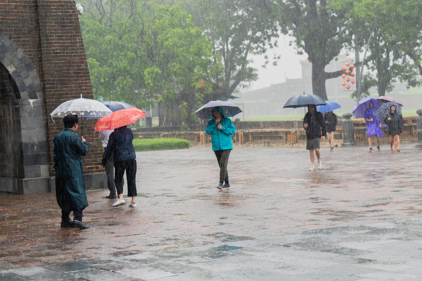 Nhiều du khách vẫn qua cửa kiểm soát vé tại Ngọ môn để vào tham quan Đại nội Huế.