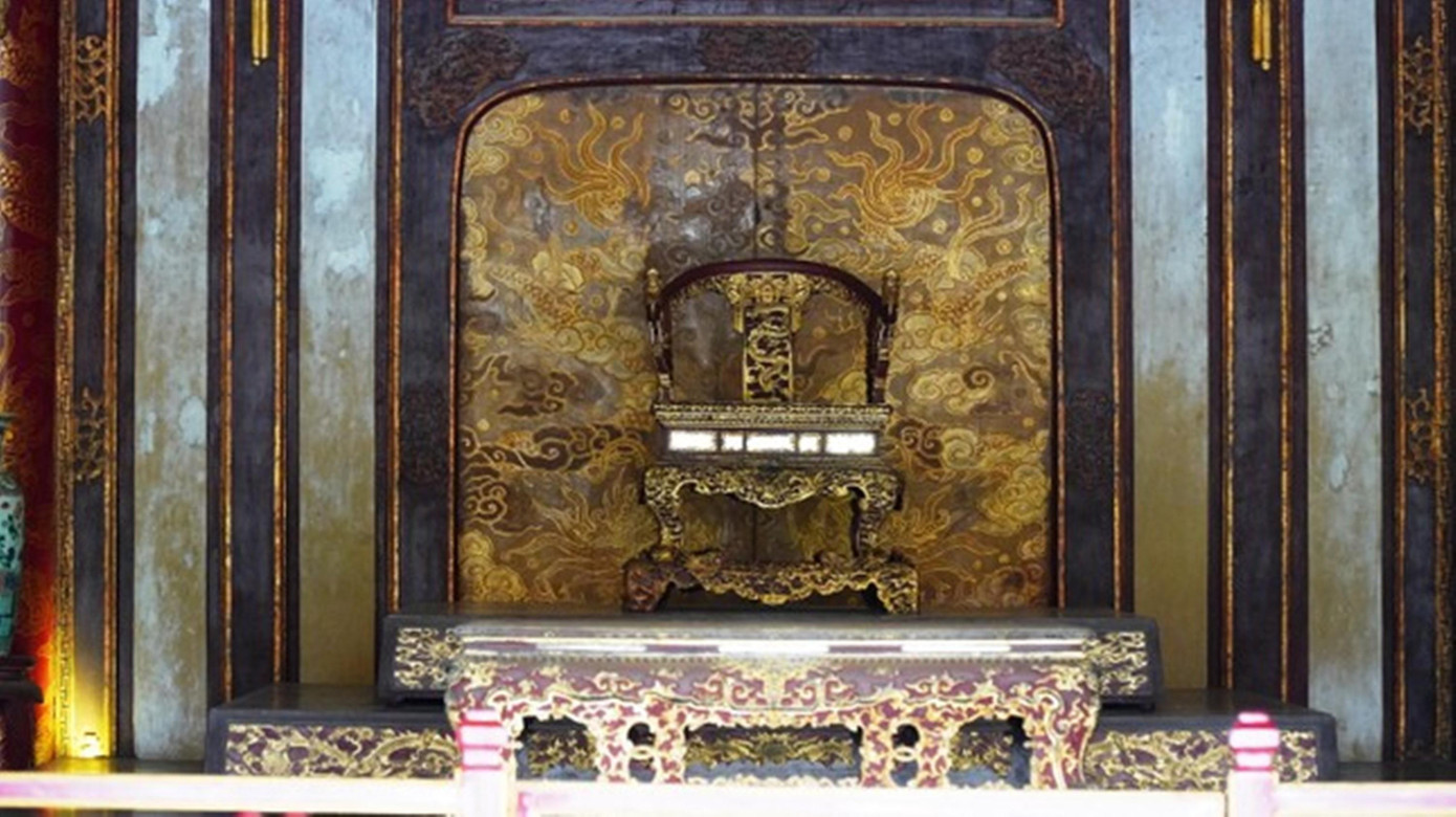 Ngai vàng đặt tại điện Thái Hòa - Đại nội Huế thời điểm ngôi điện chưa bị hạ giải phục vụ bảo tồn, trùng tu. Ảnh: N.V