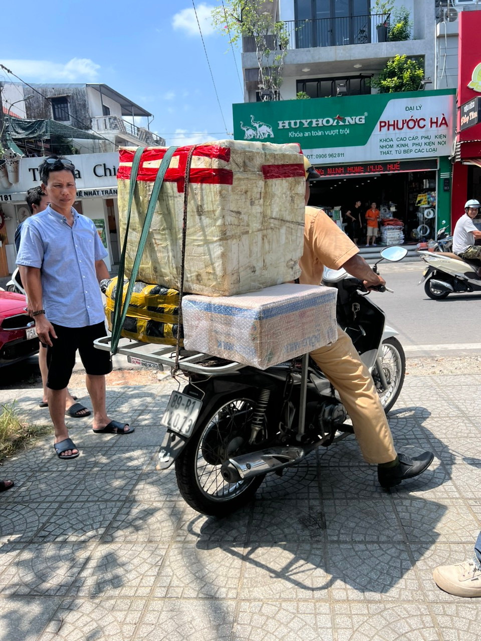 Trung tá Phạm Quang Anh hỗ trợ đưa hàng hóa của người gặp nạn ra khỏi hiện trường. Ảnh: CACC