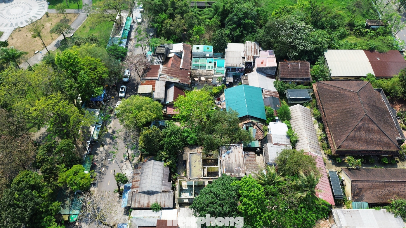 Công trình nằm trong khuôn viên Kinh thành Huế. Dưới thời vua Duy Tân (năm 1918), Khâm Thiên Giám được di dời đến vị trí hiện tại (số 82 đường Hàn Thuyên, phường Thuận Thành, quận Phú Xuân, thành phố Huế). Công trình nằm trong khuôn viên Kinh thành Huế. Dưới thời vua Duy Tân (năm 1918), Khâm Thiên Giám được di dời đến vị trí hiện tại (số 82 đường Hàn Thuyên, phường Thuận Thành, quận Phú Xuân, thành phố Huế).