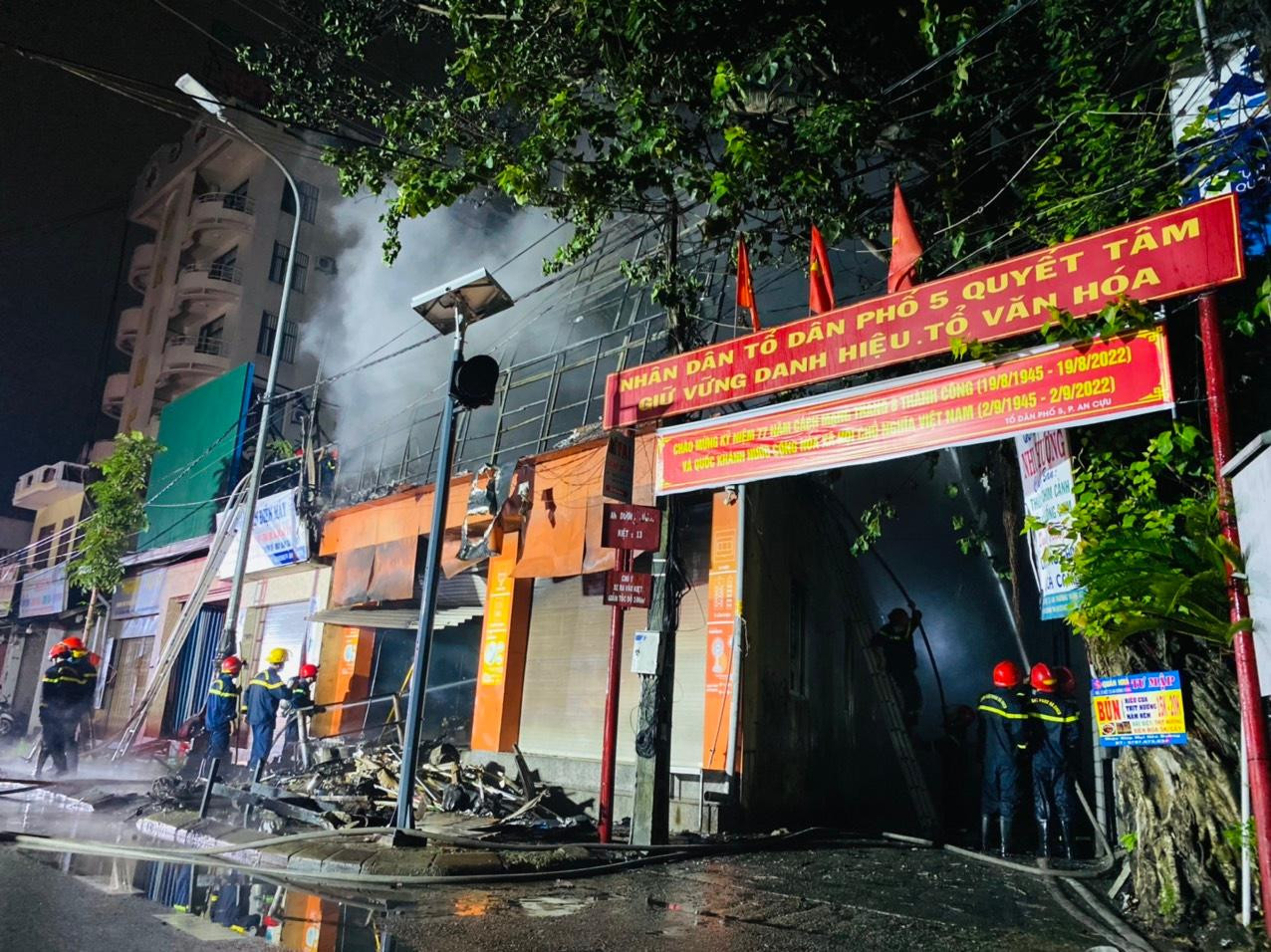 Theo cơ quan chức năng, vào khoảng 3h sáng nay (11/10), một vụ hỏa hoạn xảy ra tại cửa hàng kinh doanh thiết bị điện gia dụng trên đường An Dương Vương (phường An Cựu, thành phố Huế). Theo cơ quan chức năng, vào khoảng 3h sáng nay (11/10), một vụ hỏa hoạn xảy ra tại cửa hàng kinh doanh thiết bị điện gia dụng trên đường An Dương Vương (phường An Cựu, thành phố Huế).