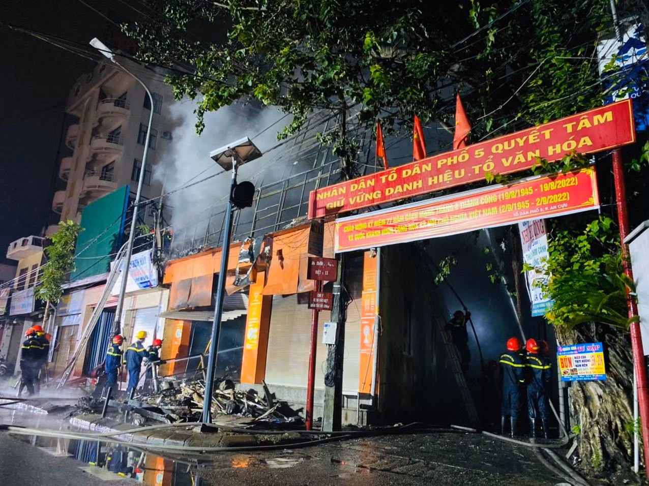 Theo cơ quan chức năng, vào khoảng 3h sáng nay (11/10), một vụ hỏa hoạn xảy ra tại cửa hàng kinh doanh thiết bị điện gia dụng trên đường An Dương Vương (phường An Cựu, thành phố Huế).