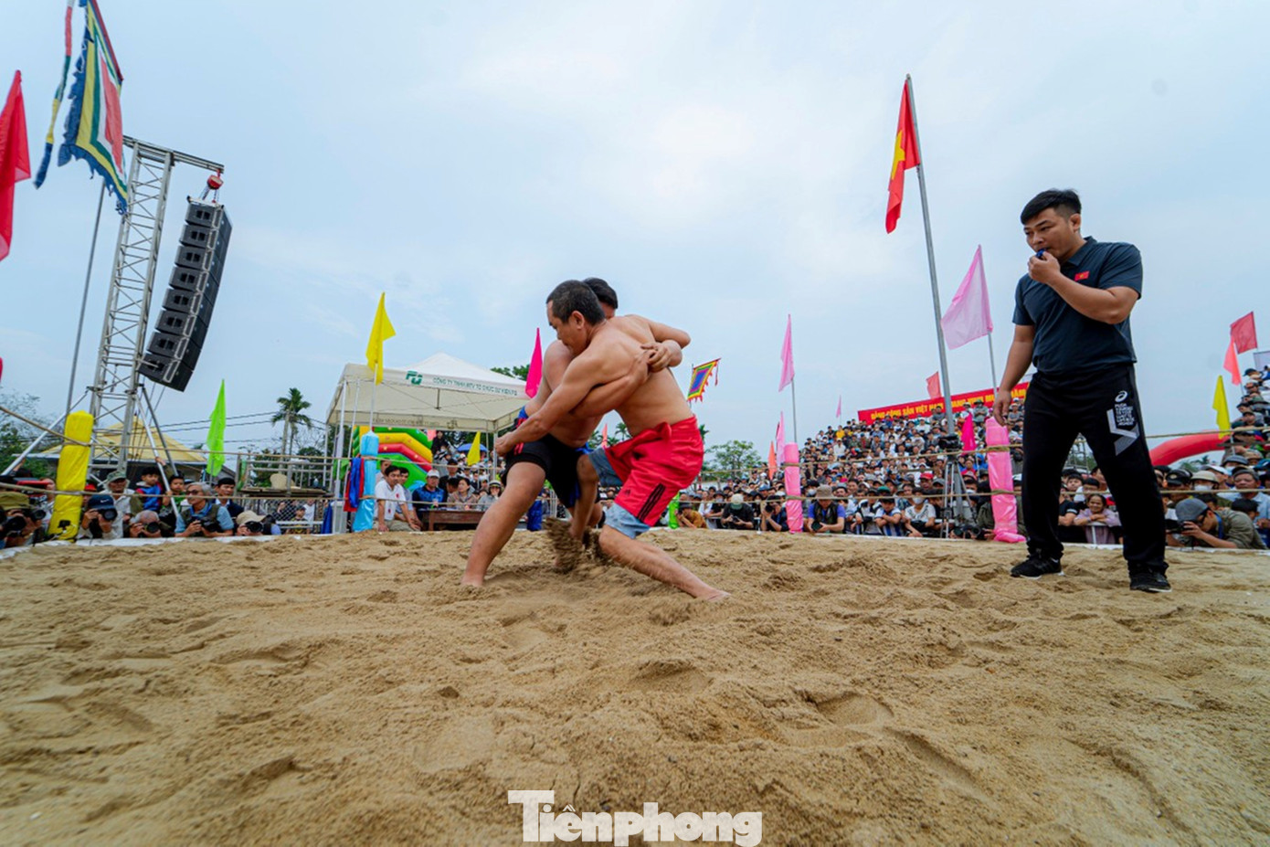 Về thăm Dương Nỗ, nếu không nhắc đến hội vật Sình nổi tiếng là một sự thiếu sót. Hội vật Sình tổ chức thường niên vào ngày mùng 10 tháng Giêng tại thôn Lại Ân, trở thành lễ hội dân gian truyền thống đặc sắc, tôn vinh tinh thần thượng võ, rèn luyện thể lực và cầu mong quốc thái dân an đầu năm mới ở xứ Huế. Về thăm Dương Nỗ, nếu không nhắc đến hội vật Sình nổi tiếng là một sự thiếu sót. Hội vật Sình tổ chức thường niên vào ngày mùng 10 tháng Giêng tại thôn Lại Ân, trở thành lễ hội dân gian truyền thống đặc sắc, tôn vinh tinh thần thượng võ, rèn luyện thể lực và cầu mong quốc thái dân an đầu năm mới ở xứ Huế.