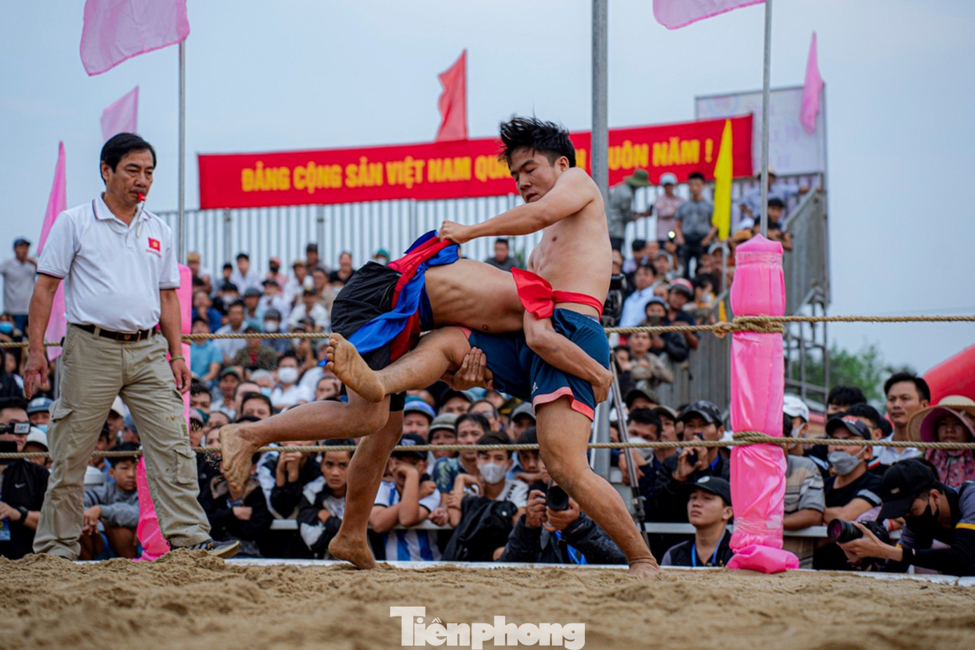 Về thăm Dương Nỗ, nếu không nhắc đến hội vật Sình nổi tiếng là một sự thiếu sót. Hội vật Sình tổ chức thường niên vào ngày mùng 10 tháng Giêng tại thôn Lại Ân, trở thành lễ hội dân gian truyền thống đặc sắc, tôn vinh tinh thần thượng võ, rèn luyện thể lực và cầu mong quốc thái dân an đầu năm mới ở xứ Huế. Về thăm Dương Nỗ, nếu không nhắc đến hội vật Sình nổi tiếng là một sự thiếu sót. Hội vật Sình tổ chức thường niên vào ngày mùng 10 tháng Giêng tại thôn Lại Ân, trở thành lễ hội dân gian truyền thống đặc sắc, tôn vinh tinh thần thượng võ, rèn luyện thể lực và cầu mong quốc thái dân an đầu năm mới ở xứ Huế.