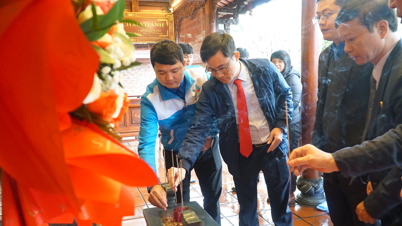 Dâng hương, dâng hoa tri ân, tưởng niệm Đại tướng Nguyễn Chí Thanh.