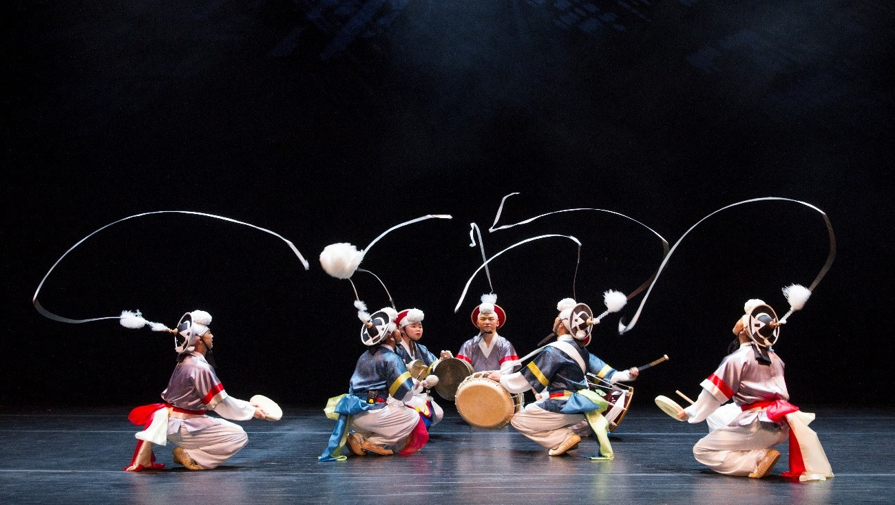 Múa mặt nạ của Tổ chức Liên minh Con đường Tơ lụa Quốc tế (Hàn Quốc). Ảnh: TTBTDTCĐ Huế