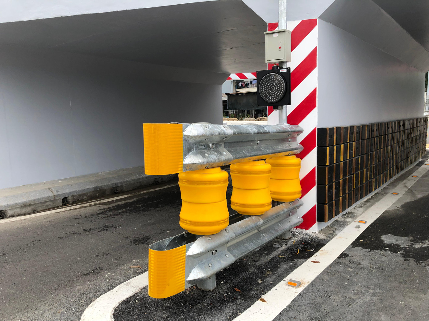 Sau hơn 3 tháng thi công, công trình dự án “cầu chui” đường sắt Bắc-Nam, thuộc đường Bùi Thị Xuân (TP Huế) đã hoàn thành đưa vào sử dụng dịp lễ Quốc khánh 2/9/2021. Công trình đưa vào khai thác, sử dụng có ý nghĩa về chỉnh trang đô thị, thúc đẩy phát triển hạ tầng giao thông đô thị Huế, giảm tải ùn tắc vào giờ cao điểm khi phương tiện giao thông từ trung tâm TP Huế hướng lên khu vực các phường Phường Đúc, Thủy Biều, Thủy Xuân… và ngược lại. Trong ảnh là công trình "cầu Lòn" mới, cùng hệ thống hạ tầng bảo đảm an toàn giao thông liên quan công trình vừa hoàn tất xây dựng. Công trình đã được thông xe, khánh thành, đưa vào sử dụng dịp Quốc khánh 2/9/2021